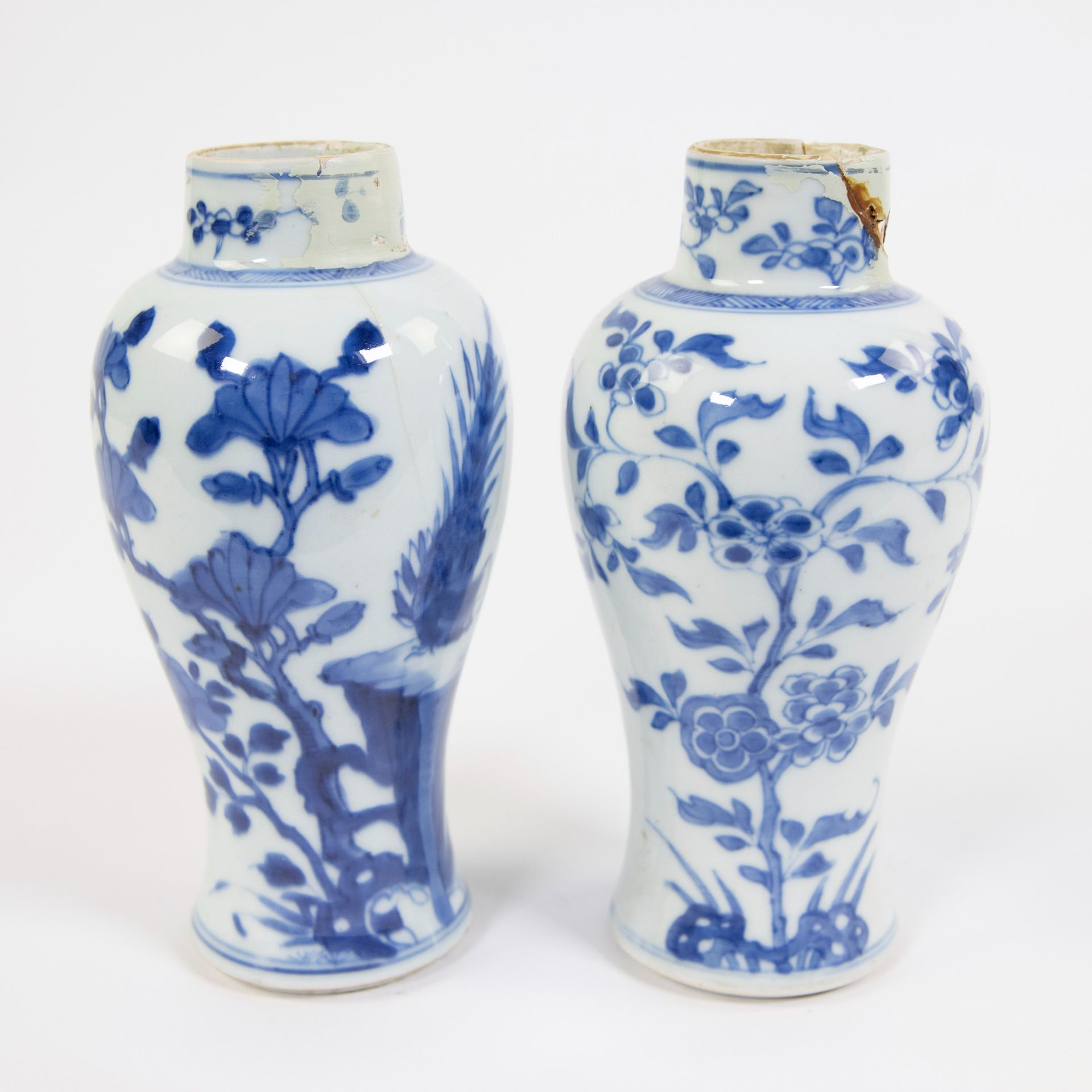 Null 两件康熙瓷器花瓶，中国，18世纪初
两件都有领口的复原。

Twee Kangxi porseleinen vazen, China, begin 1&hellip;
