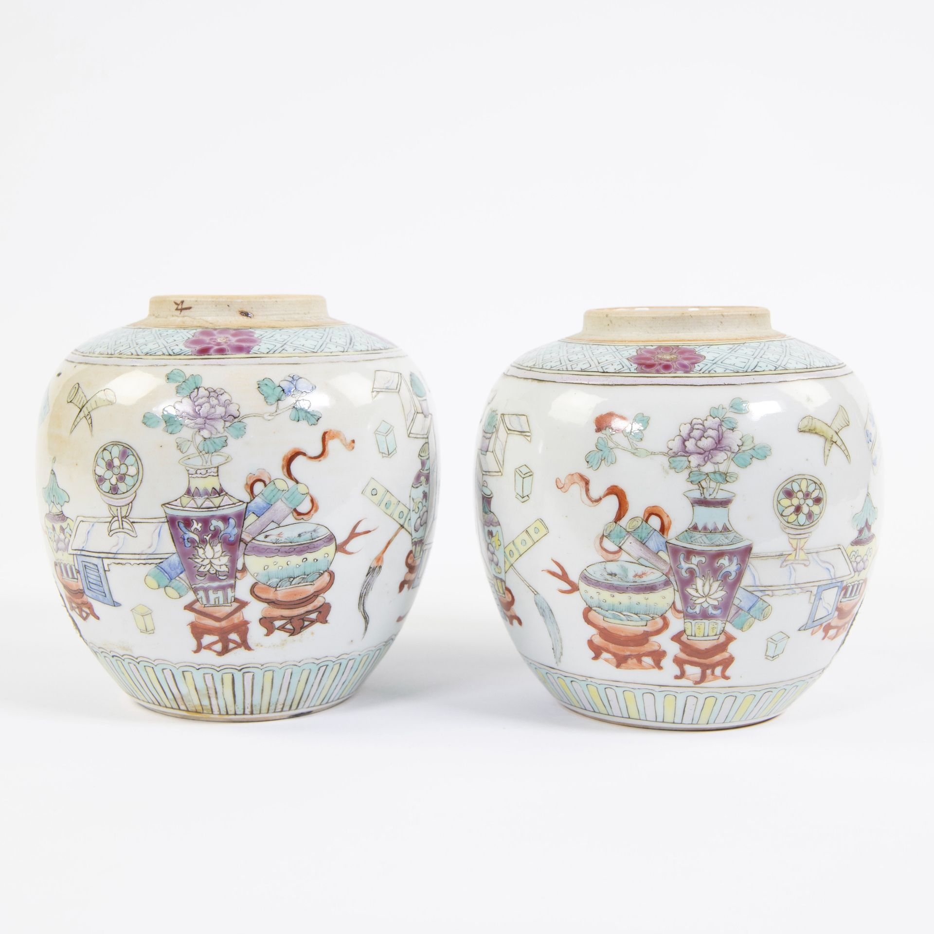 Null Dos jarras de porcelana, decoradas en esmalte familiar con objetos precioso&hellip;