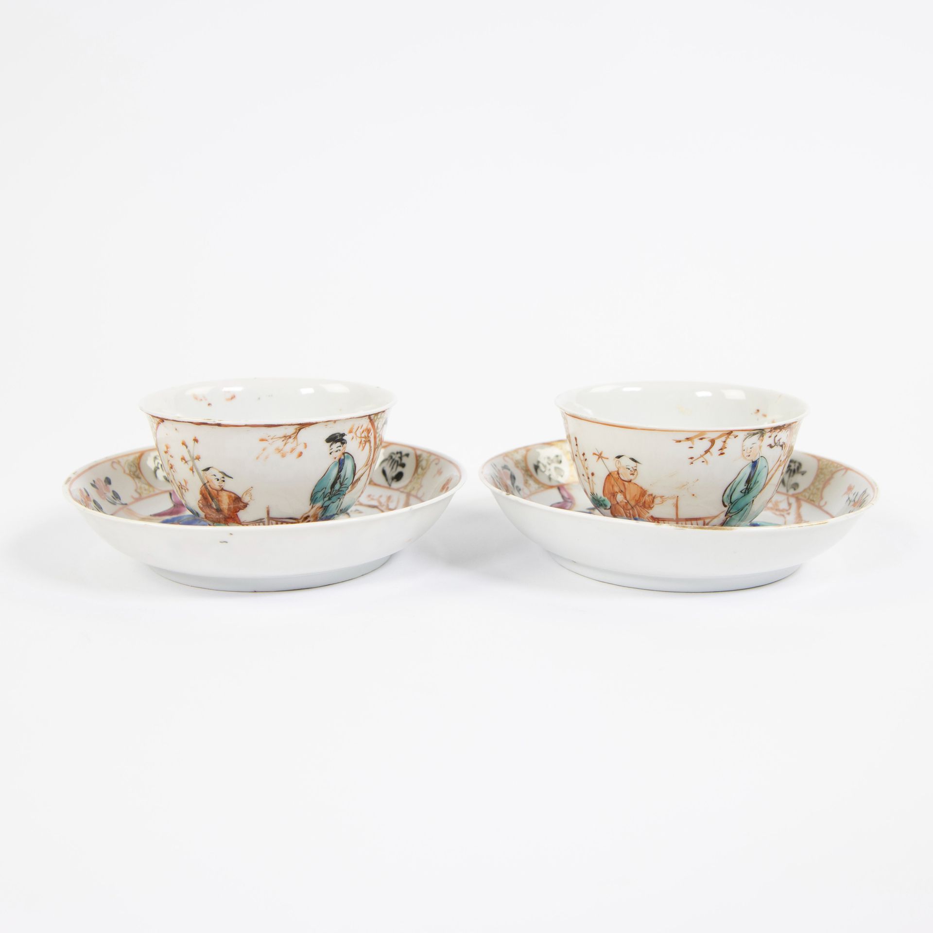 Null China, a pair of famille rose porcelain plates and cups with Mandarin decor&hellip;