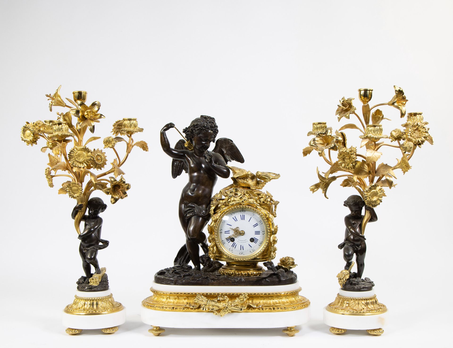 Null Pendule Louis XVI en trois parties, en bronze doré et patiné foncé et en ma&hellip;