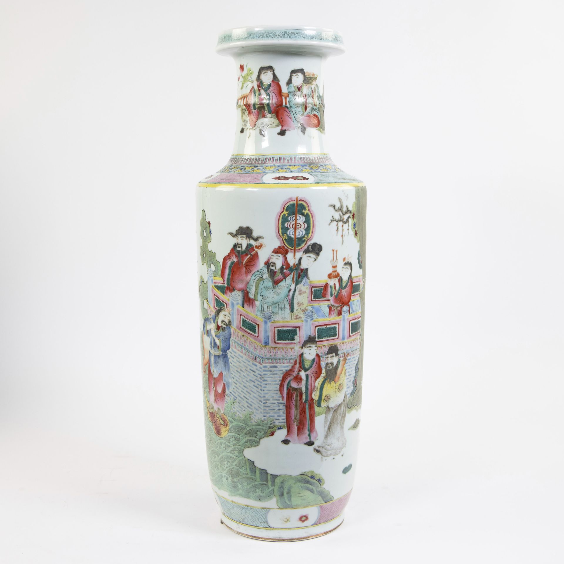 Null Tall porcelain Chinese rouleau vase, finamente pintado en esmaltes policrom&hellip;