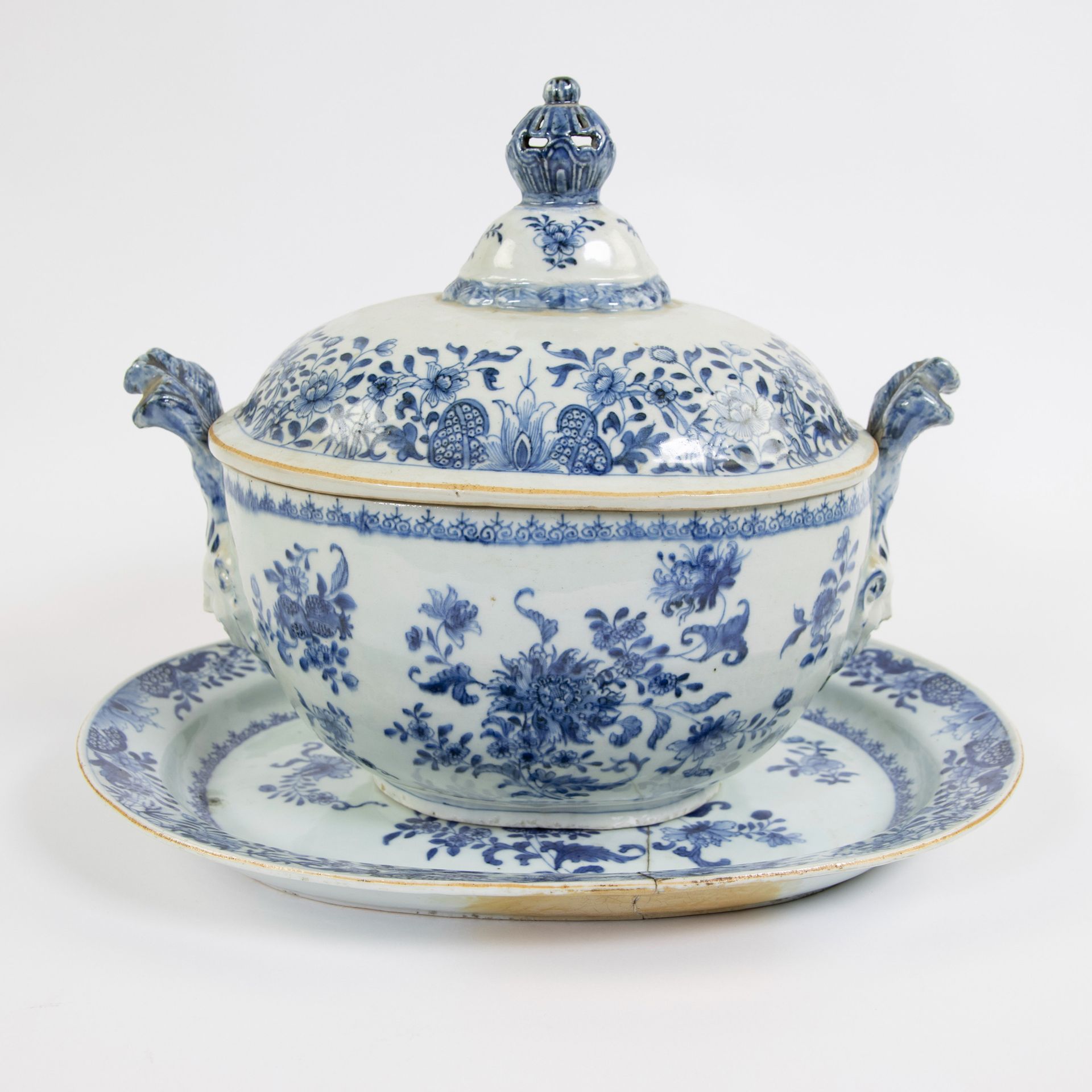 Null Sopera de porcelana china con tapa y plato, periodo Qianlong, siglo XVIII. &hellip;