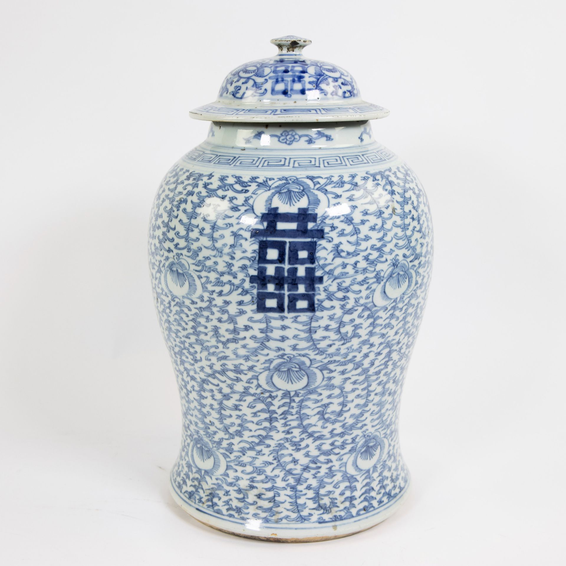 Null Un jarrón y una tapa de porcelana china de celadón azul y blanca, siglo XIX&hellip;