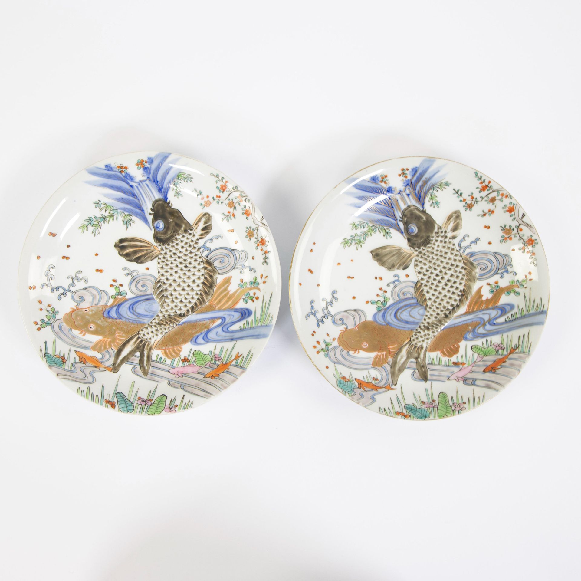 Null due piatti giapponesi, decorati con pesci e fiume, ca 1900
Twee Japanse bor&hellip;