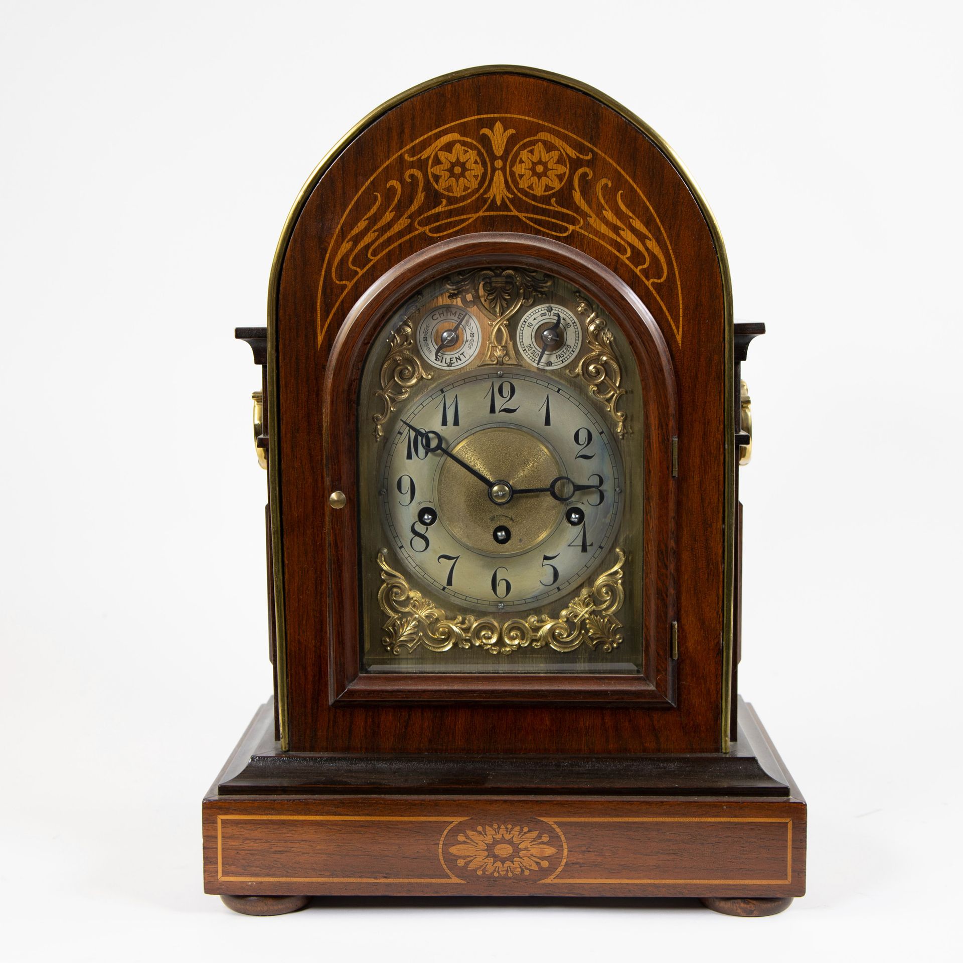 Null An English table clock in veneered wood, decorated with inlaid motifs. Earl&hellip;