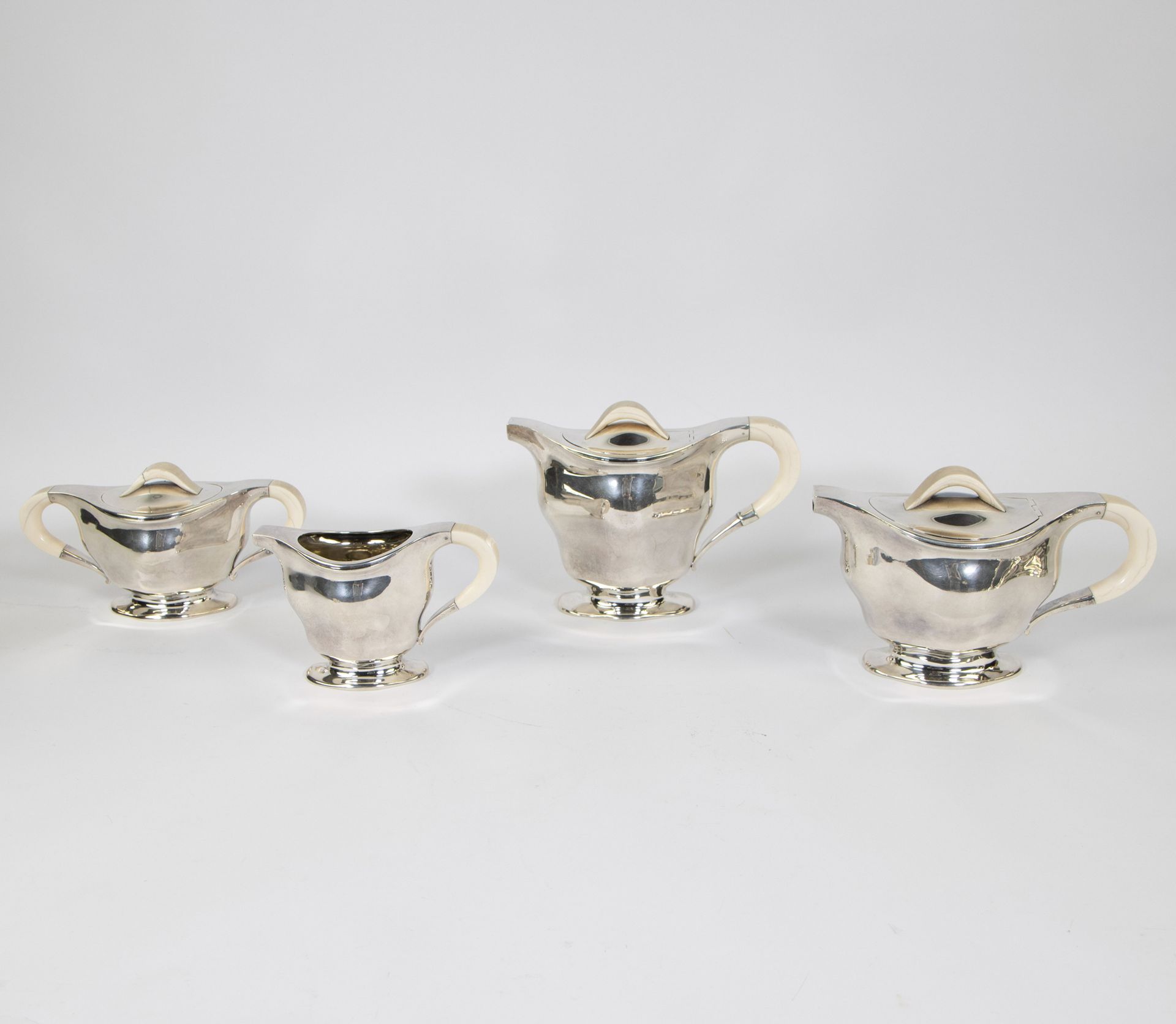 Null DELHEID银质咖啡和茶具4件，1939年在巴黎举行的世界设计展，型号为34828（1942-1945年制造非常有限）。一个副本位于银器博物馆Str&hellip;
