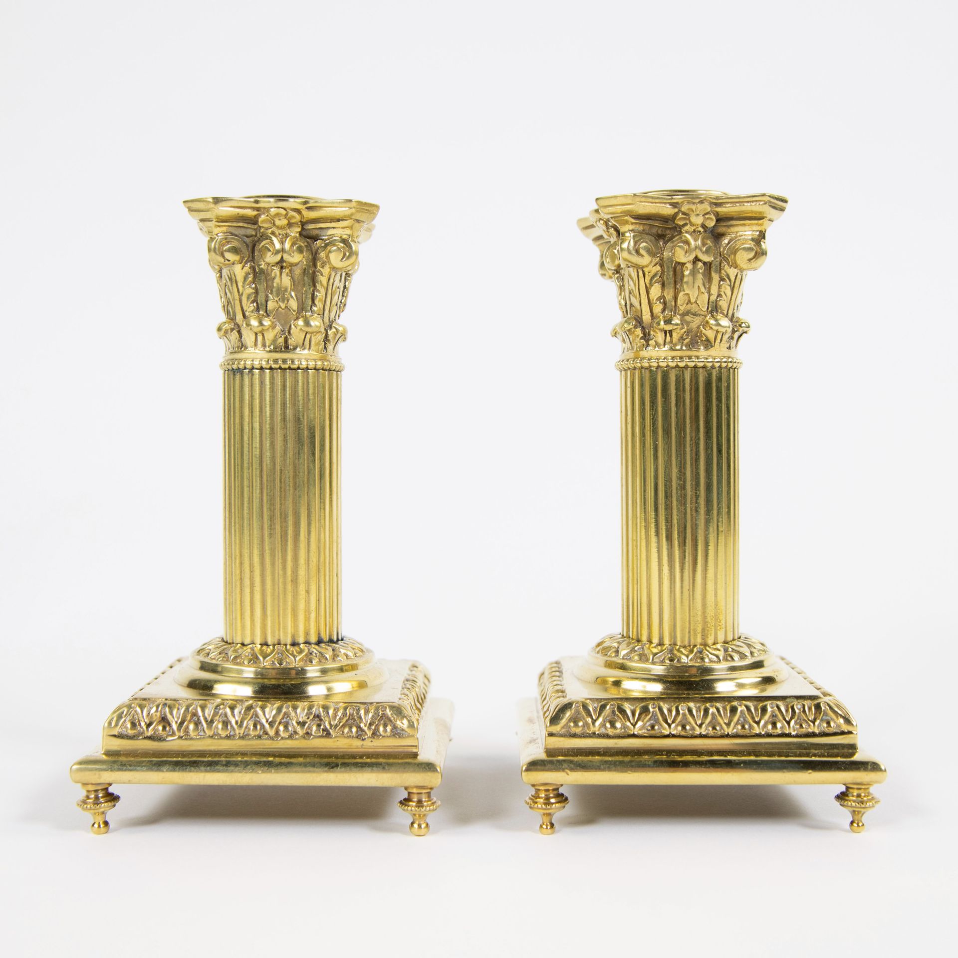 Null Pair of French fire-gilt candlesticks in the shape of a column with a Corin&hellip;