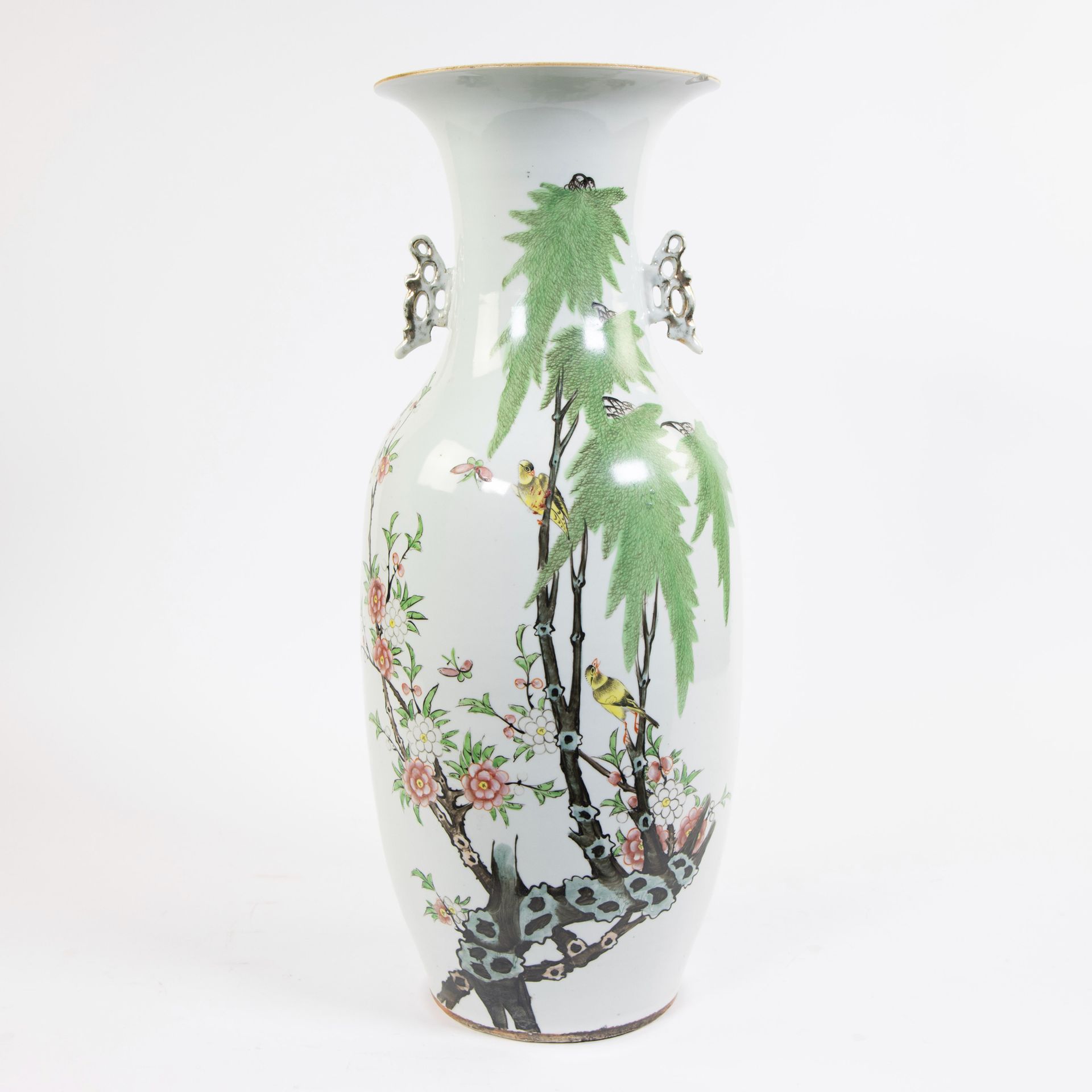 Null 中国粉彩花瓶，19世纪末
Chinese vaas famille rose met decor van vogels en bloemen, ein&hellip;