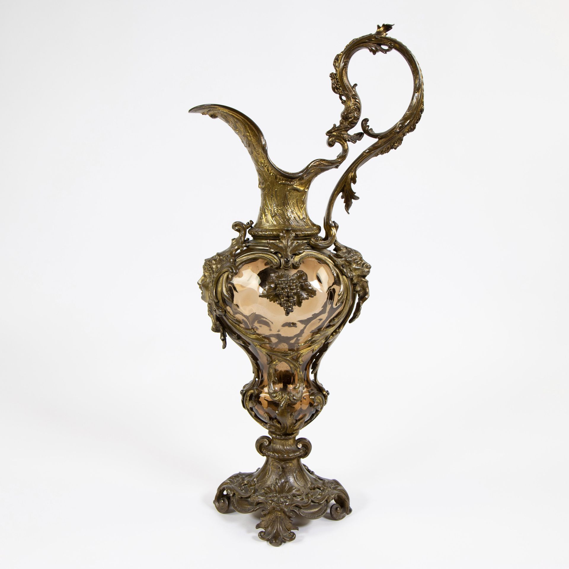 Null 19世纪的青铜壶，装饰着葡萄和狮子的形象，并配有威尼斯玻璃
19e eeuwse bronzen schenkkan versierd met dru&hellip;