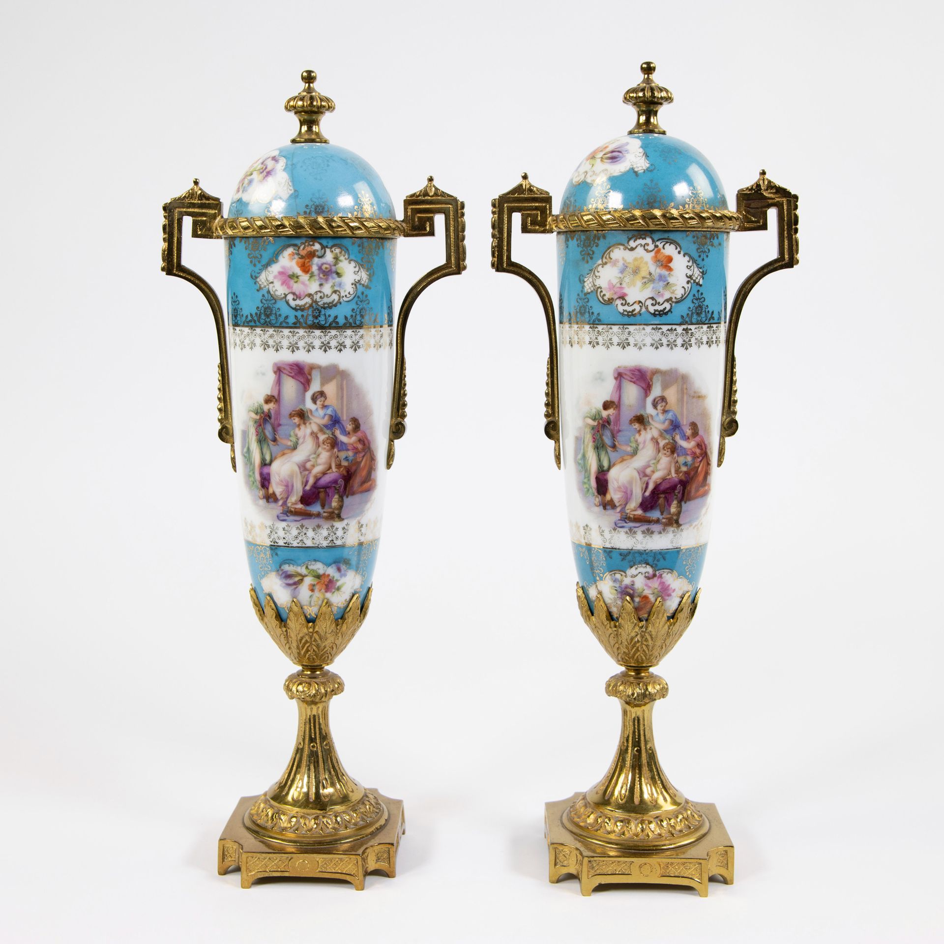 Null 一对拿破仑三世花瓶，镀金青铜和蓝色de celeste瓷器手绘的浪漫场景，签名为Angelica Kauffman
Paar Napoleon III&hellip;