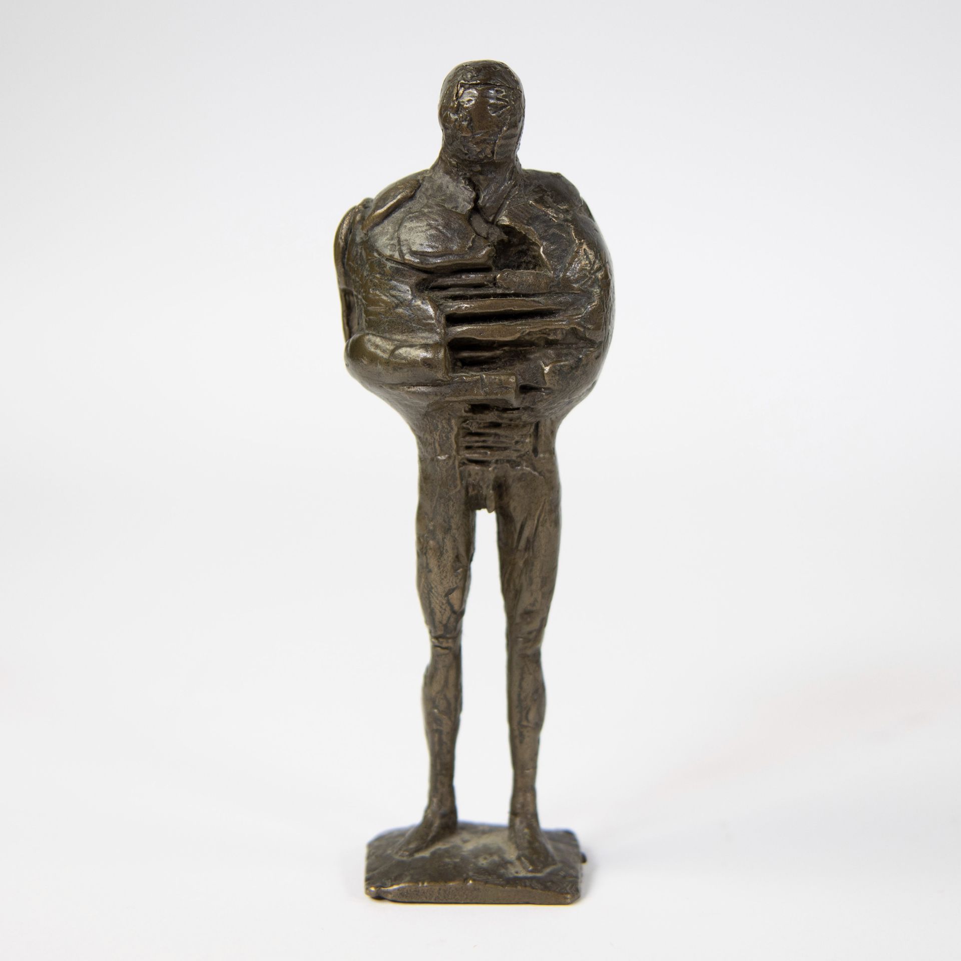 Paul VAN GYSEGHEM (1935) 保罗-范-吉塞格姆 (1935)
吉尔伽美什青铜小雕像，单字。

青铜雕像吉尔伽美什，单字。
高14.5厘米