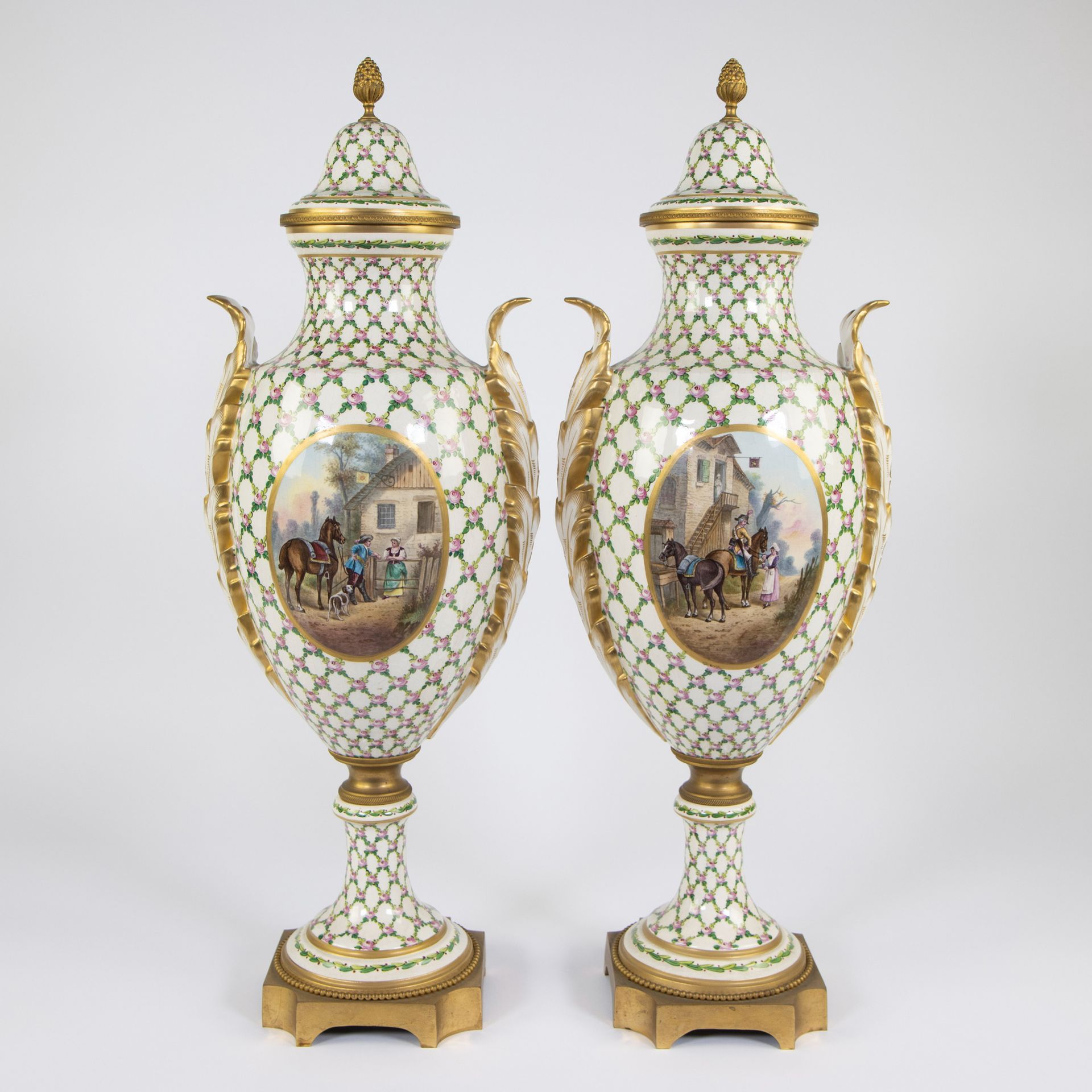 Null Pair of porcelain Sèvres vases on a gilt brass base with a background of le&hellip;