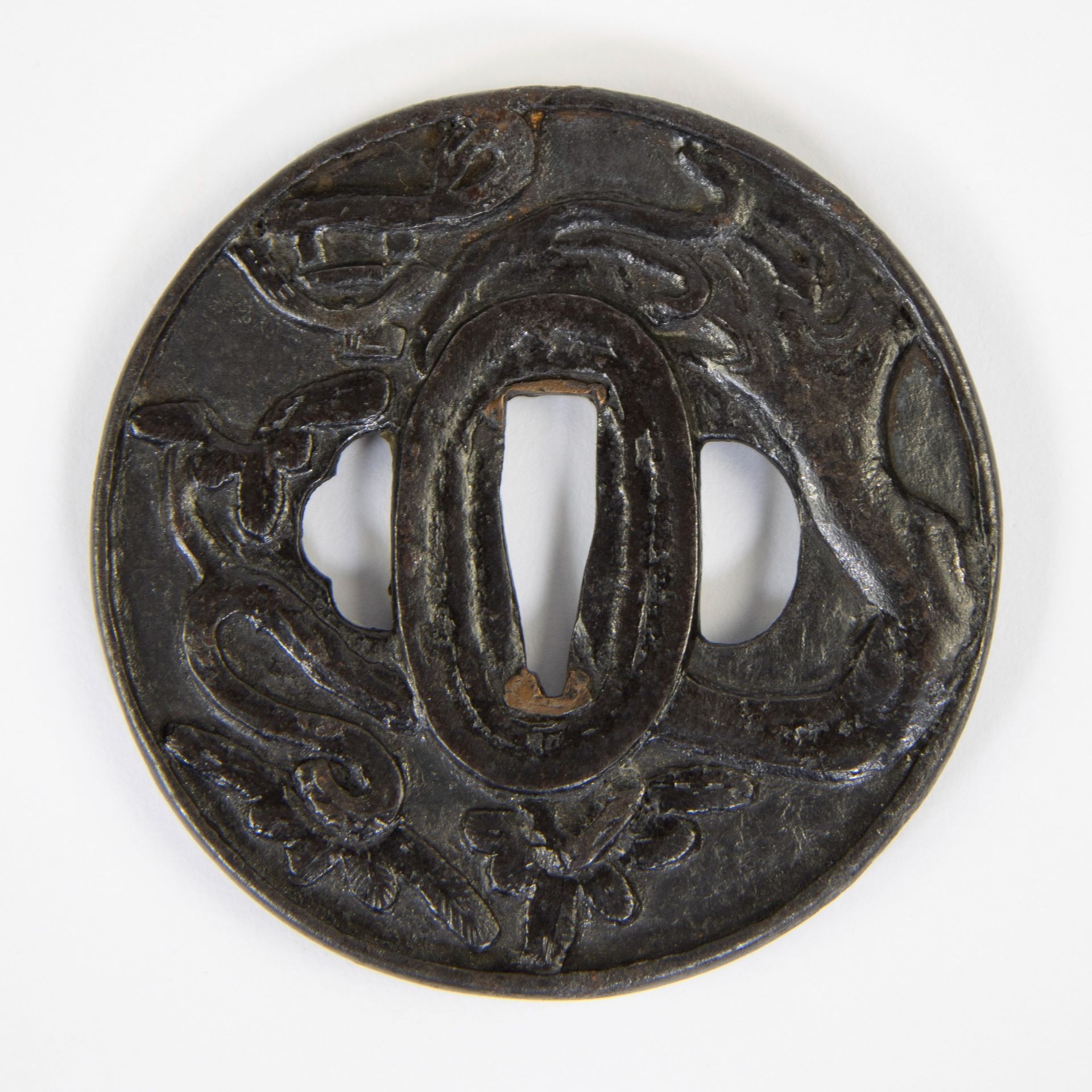 Null Tsuba japonaise, protège-épée et partie d'une monture d'épée
Tsuba japonais&hellip;