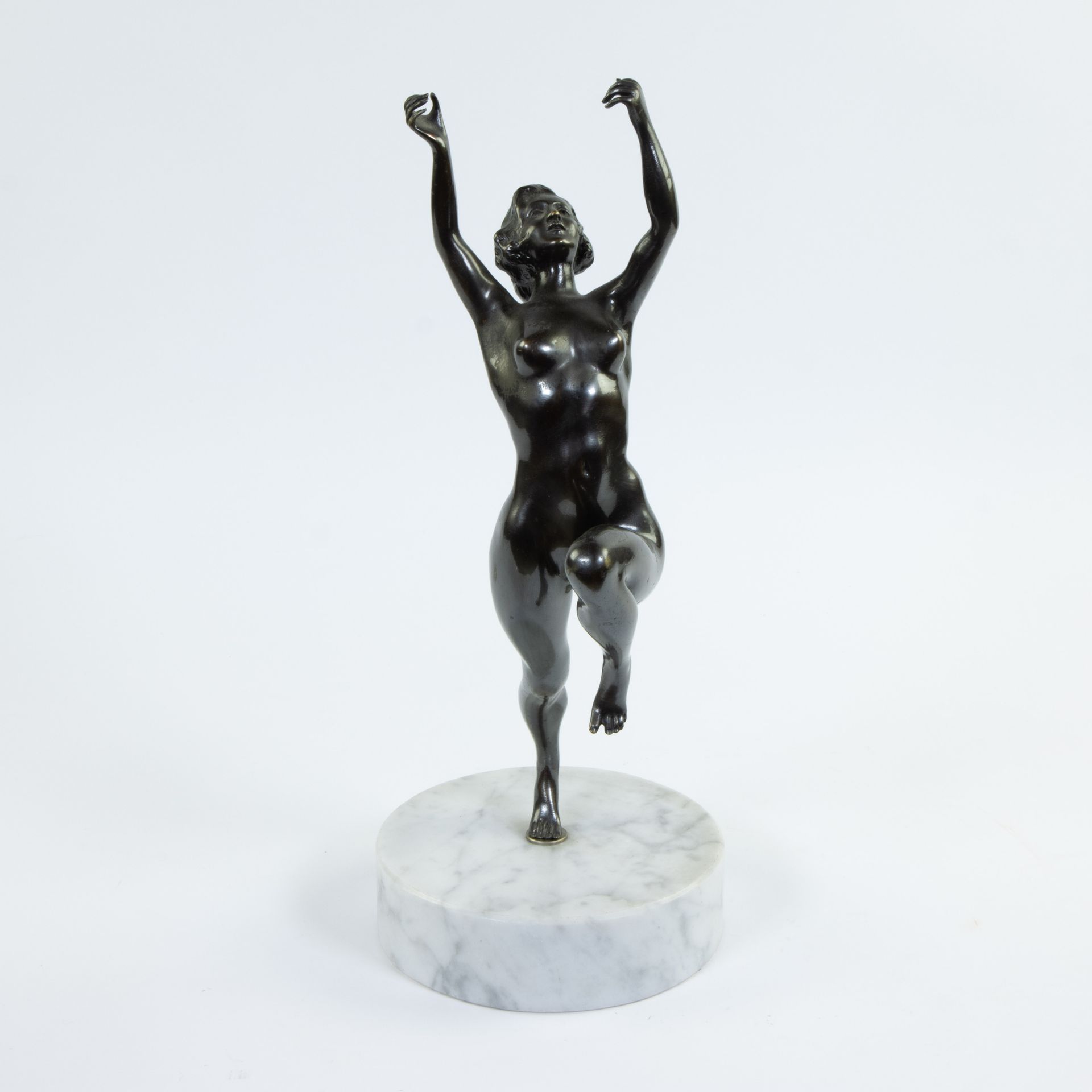 Null 白色大理石底座上的裸体女人青铜雕塑，已签名。
白色大理石底座上的裸体女人铜雕，已签名。
高44.5厘米
