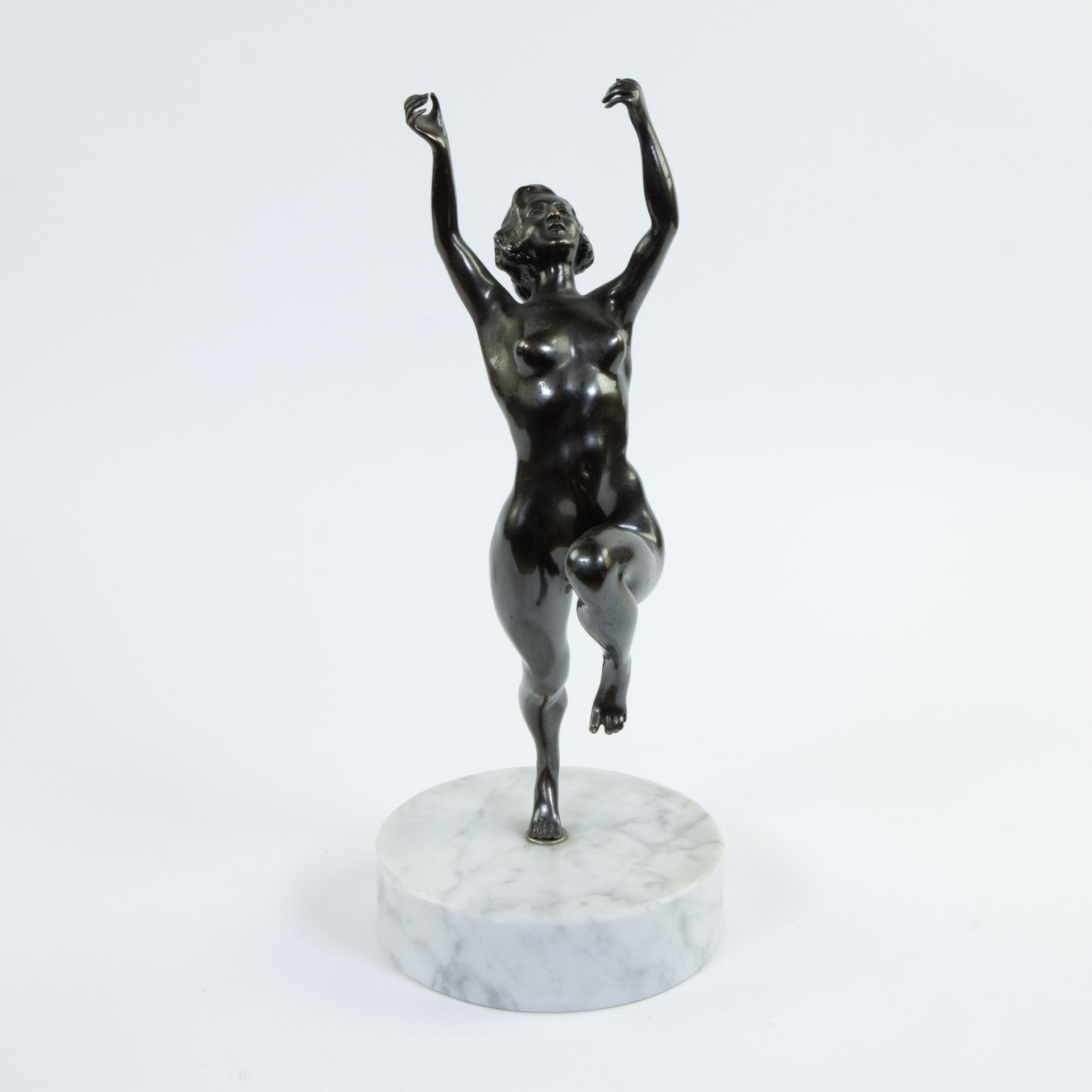 Null Scultura in bronzo di donna nuda su base di marmo bianco, firmata.
Scultura&hellip;