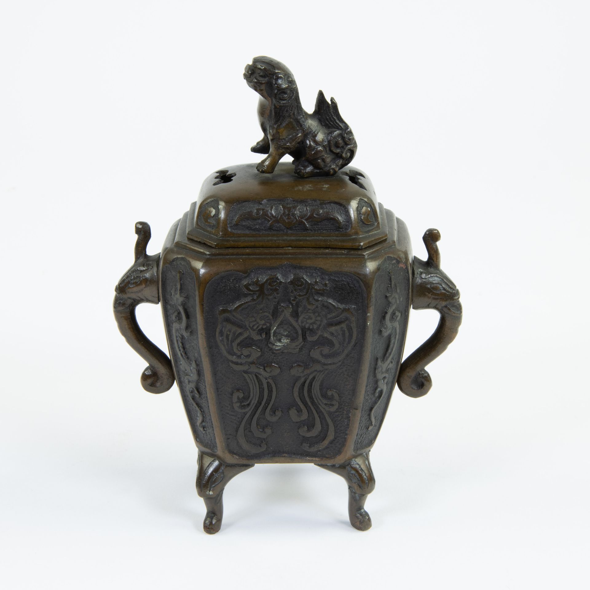 Null 日本青铜香炉 19世纪，有标记
Bronzen Japanse wierookbrander 19e eeuw, gemerkt
高16厘米