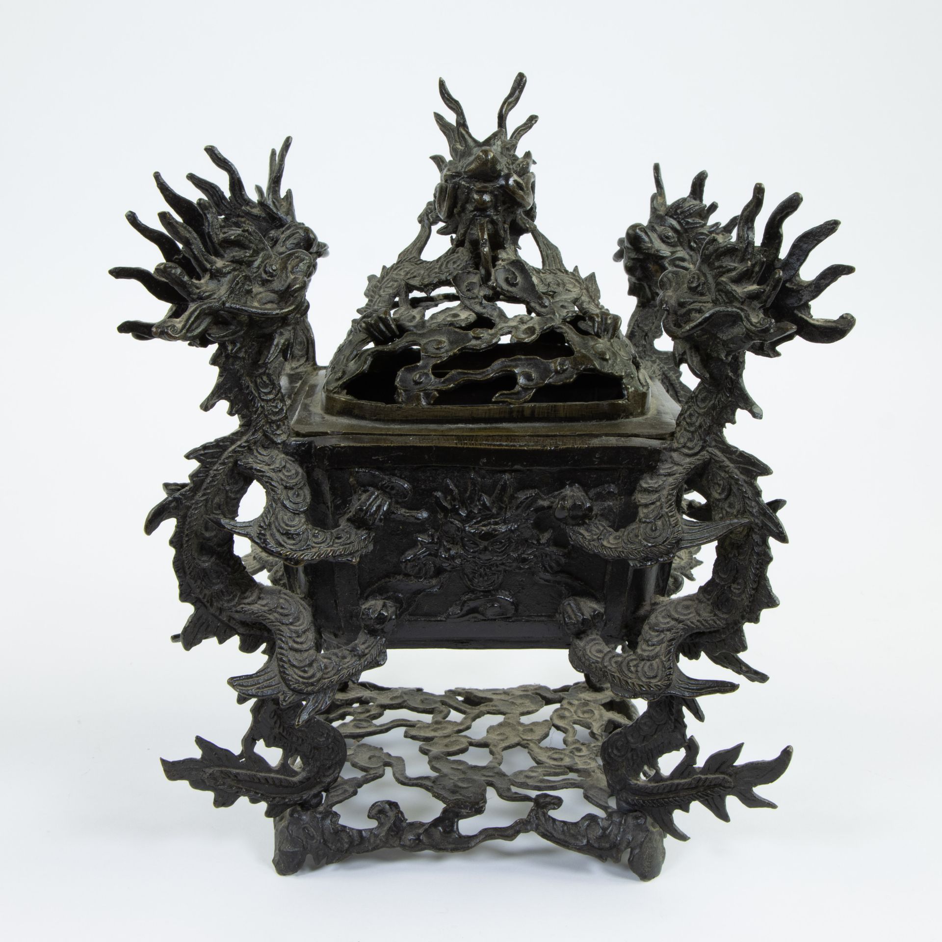 Null 日本青铜香炉，19世纪
青铜日本香炉，19e eeuw
28 x 23 x 20厘米