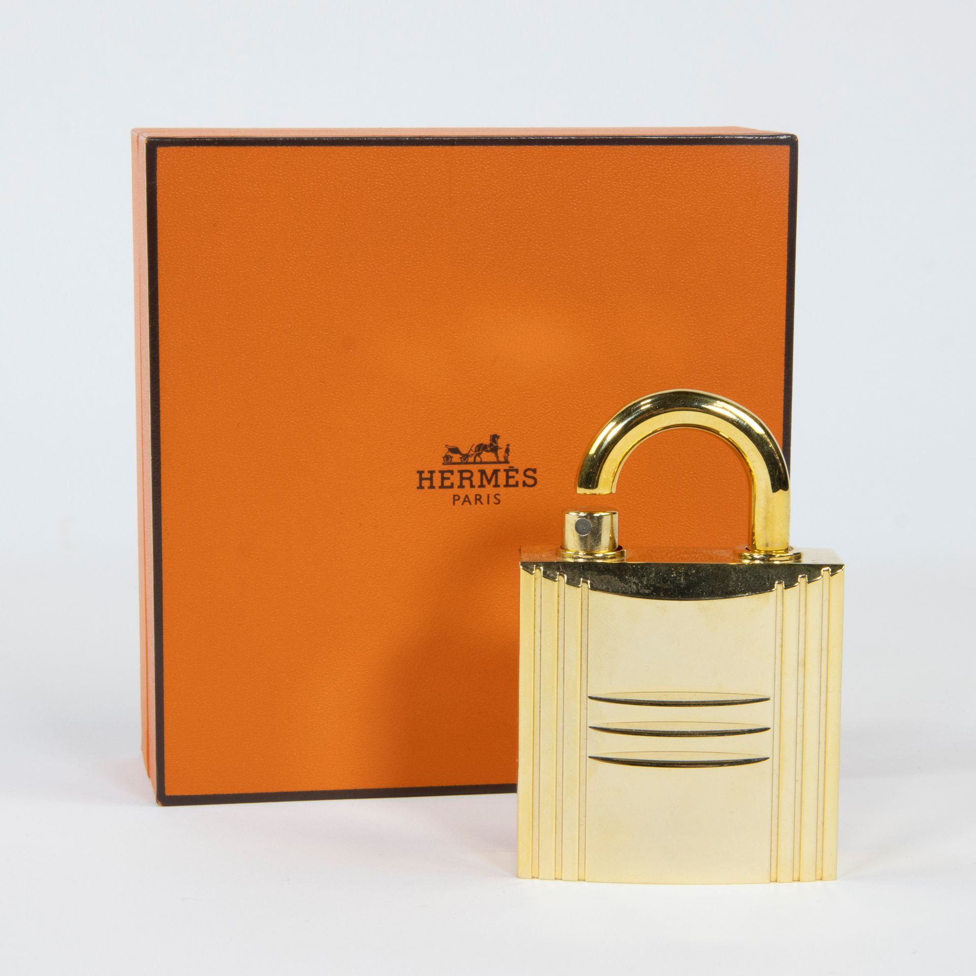 Null Brûleur de parfum doré Hermes dans sa boîte d'origine
Vergulde parfumbrande&hellip;