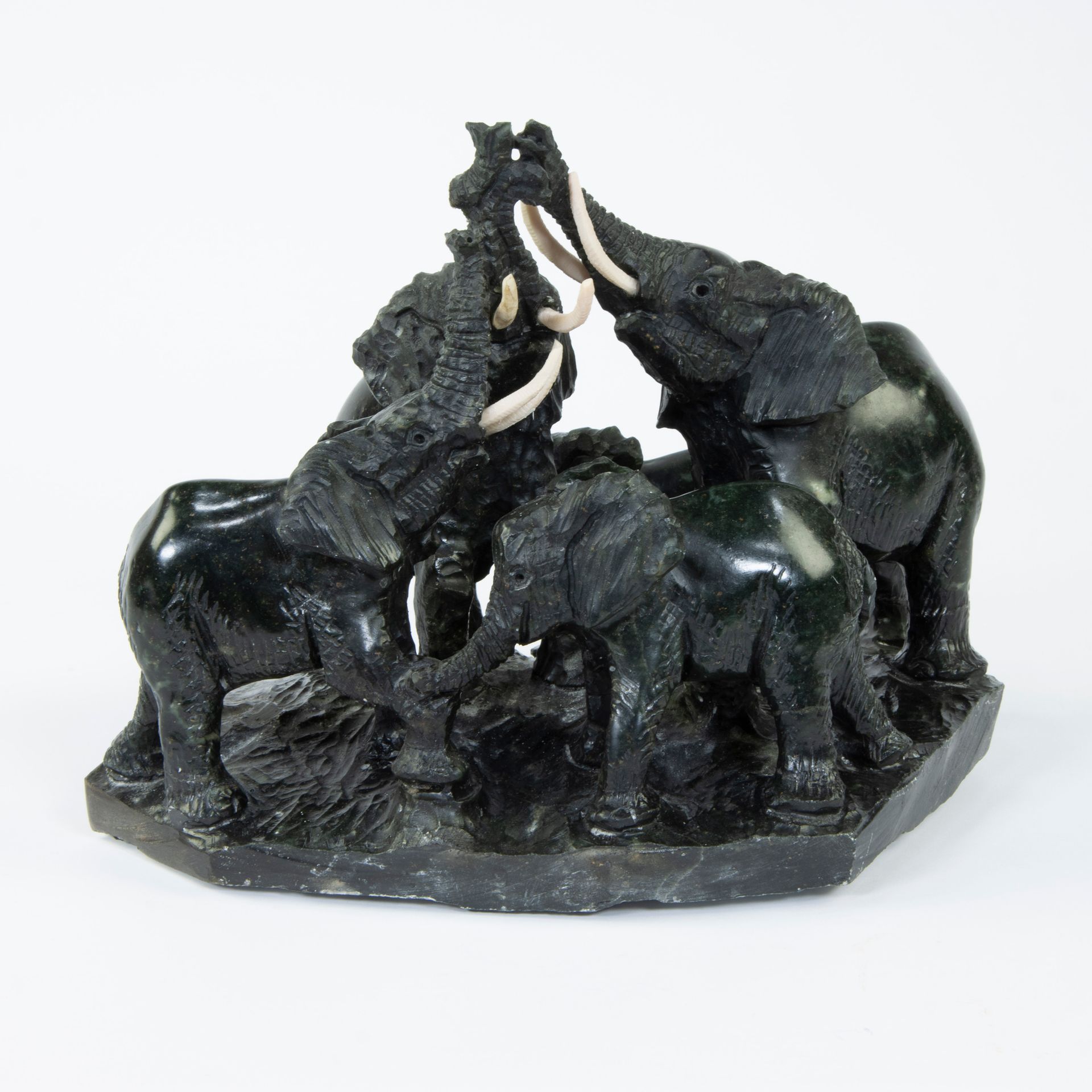 Null Magnifique sculpture de trois éléphants en pierre serpentine attribuée à Jo&hellip;