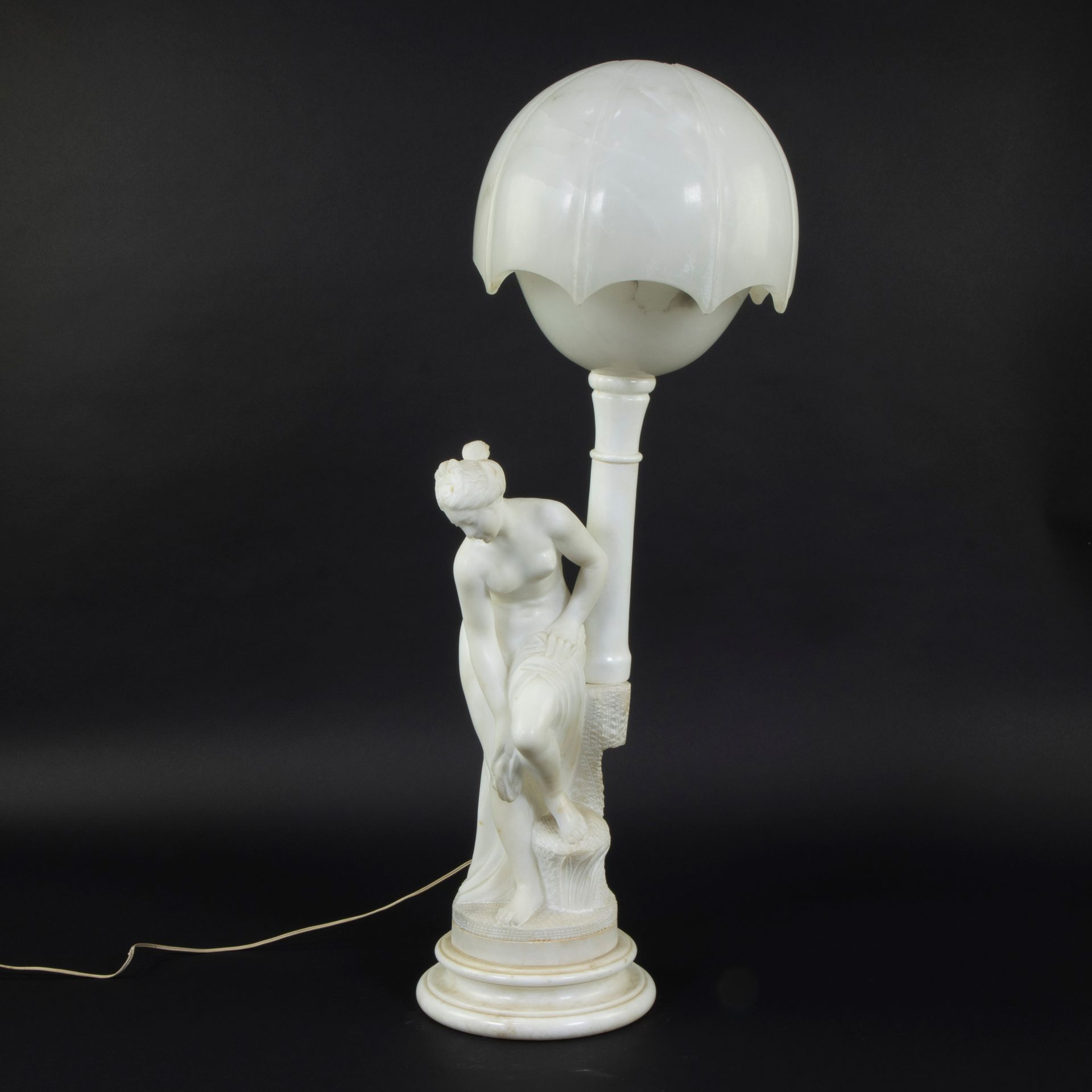 Null Lampe de table en albâtre et marbre de Carrare, décorée de la sculpture d'u&hellip;