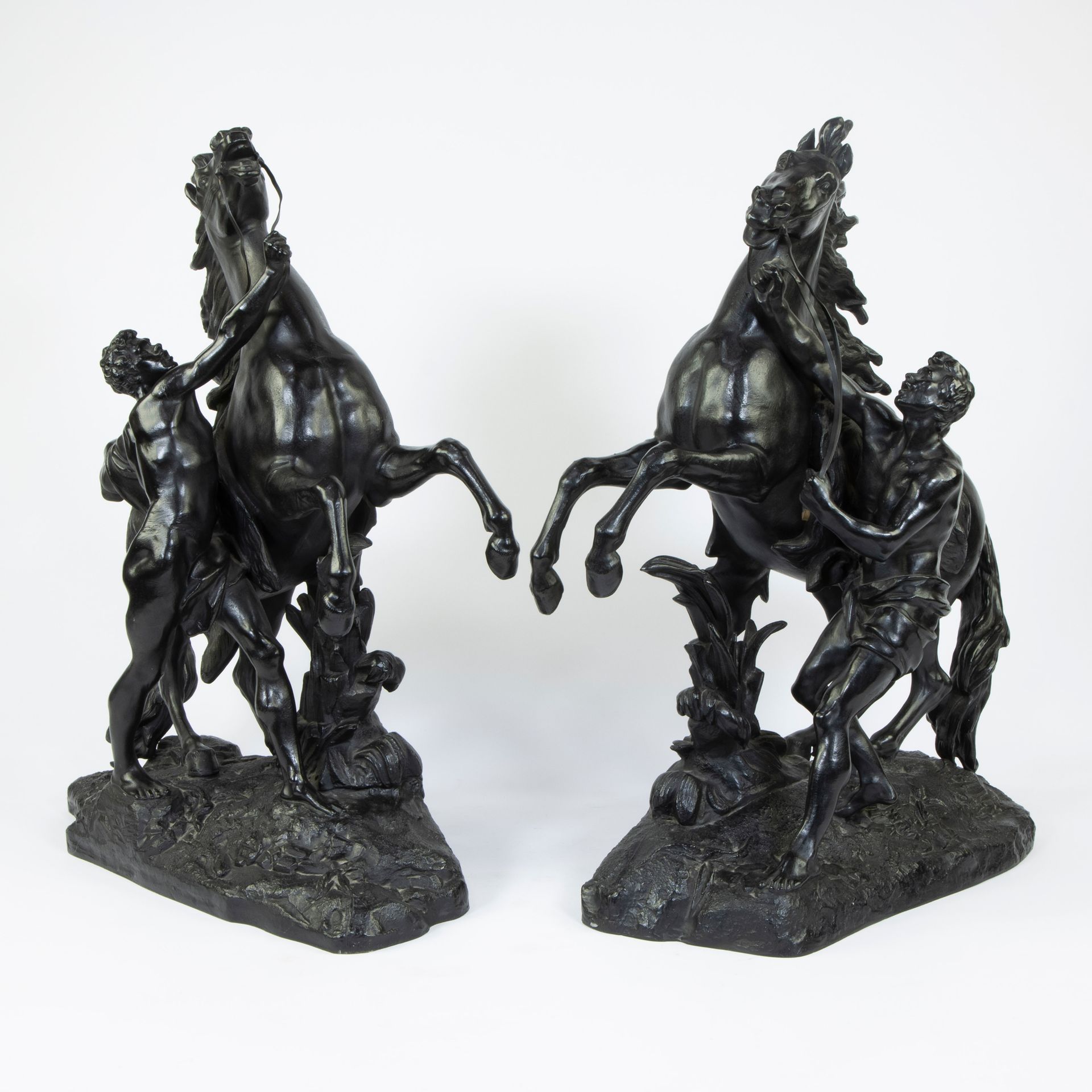 Null Paire de chevaux "Chevaux de Marly" en métal patiné d'après Guillaume Coust&hellip;
