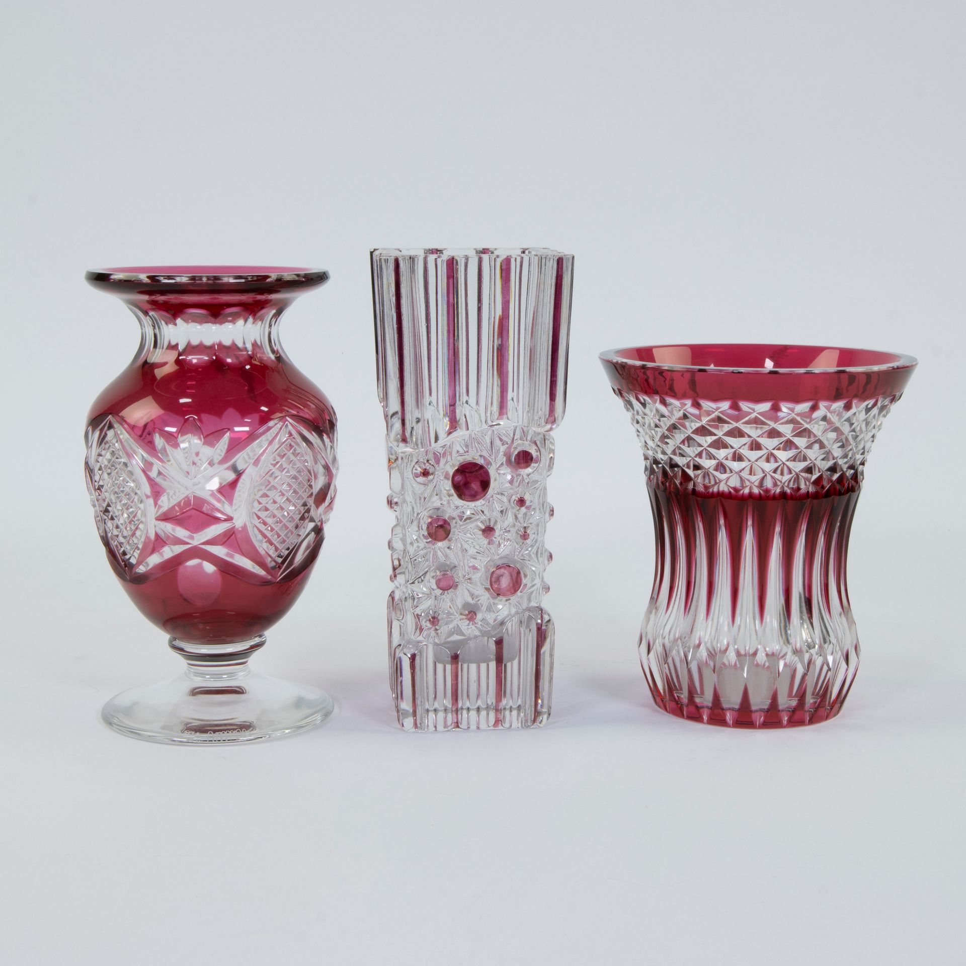 Null Val Saint Lambert lot de 3 vases en cristal rouge et clair taillé
Val Saint&hellip;