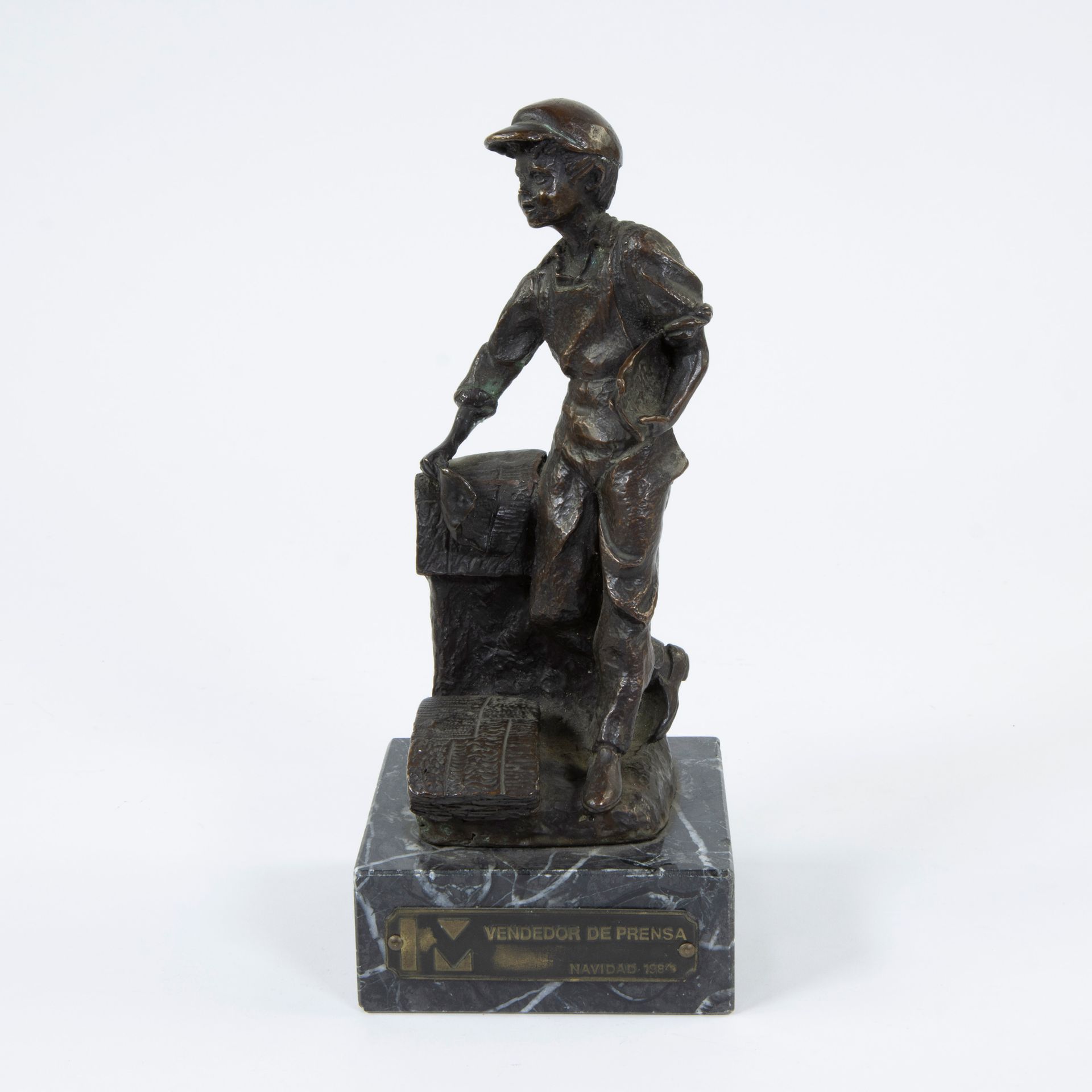 Null Sculpture en bronze d'un vendeur de journaux, signée José Manuel et numérot&hellip;