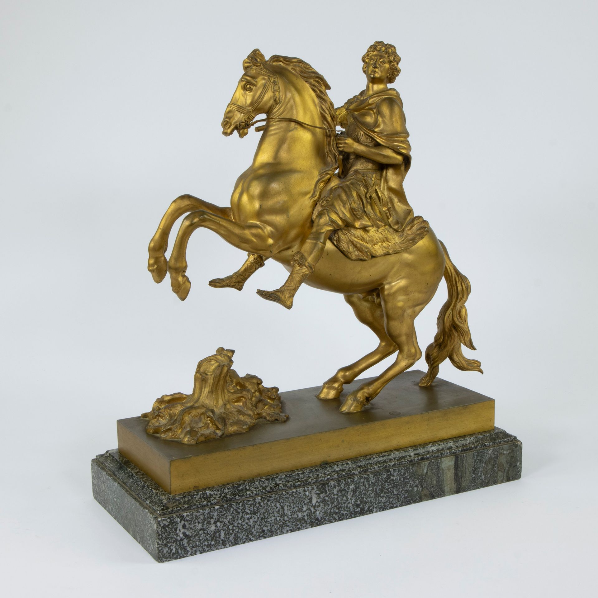 Null Cavalier en bronze doré sur socle de marbre, représentant Louis XIV en empe&hellip;