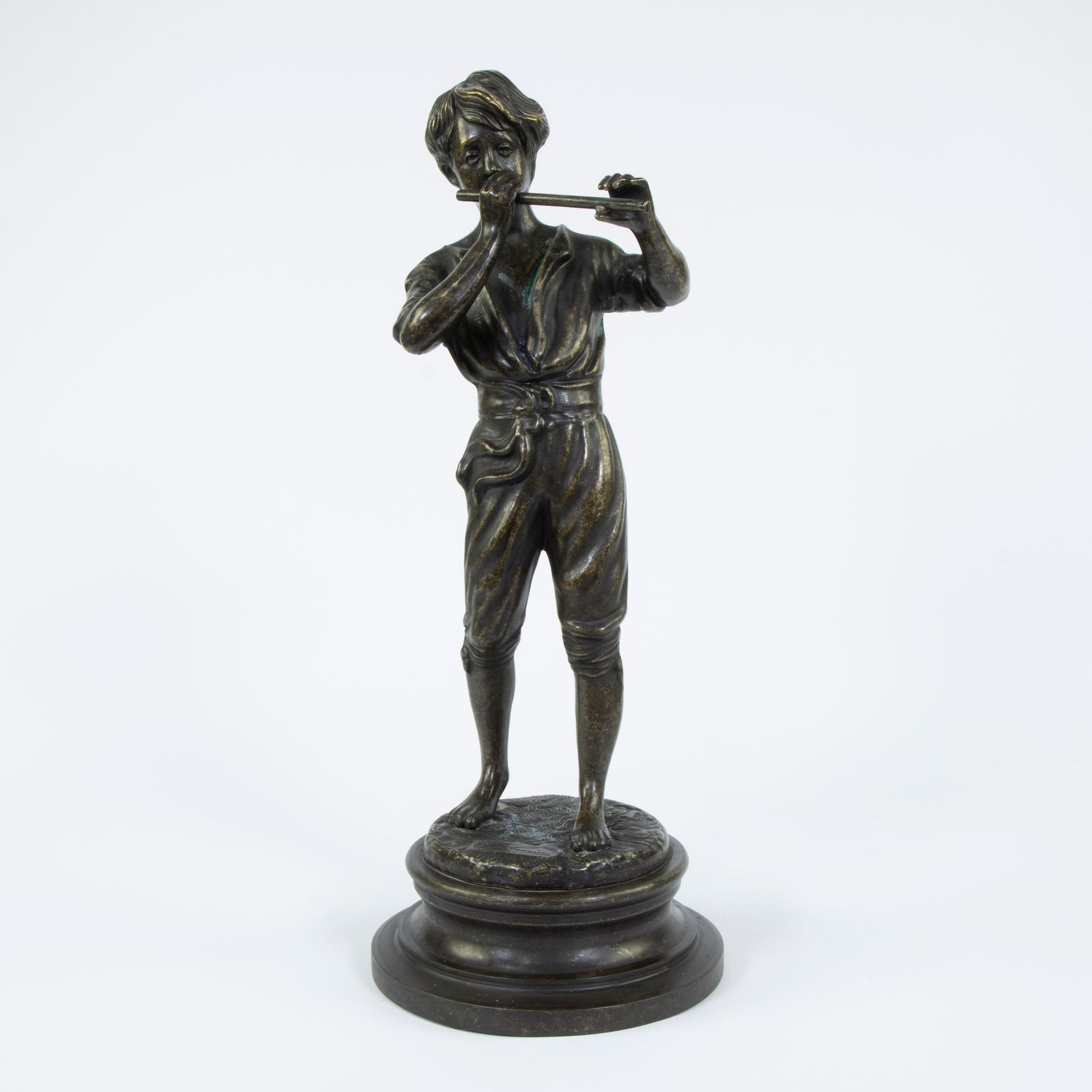 Null Sculpture en bronze d'un jeune joueur de flûte, signée, Fonderia Lancini
Sc&hellip;