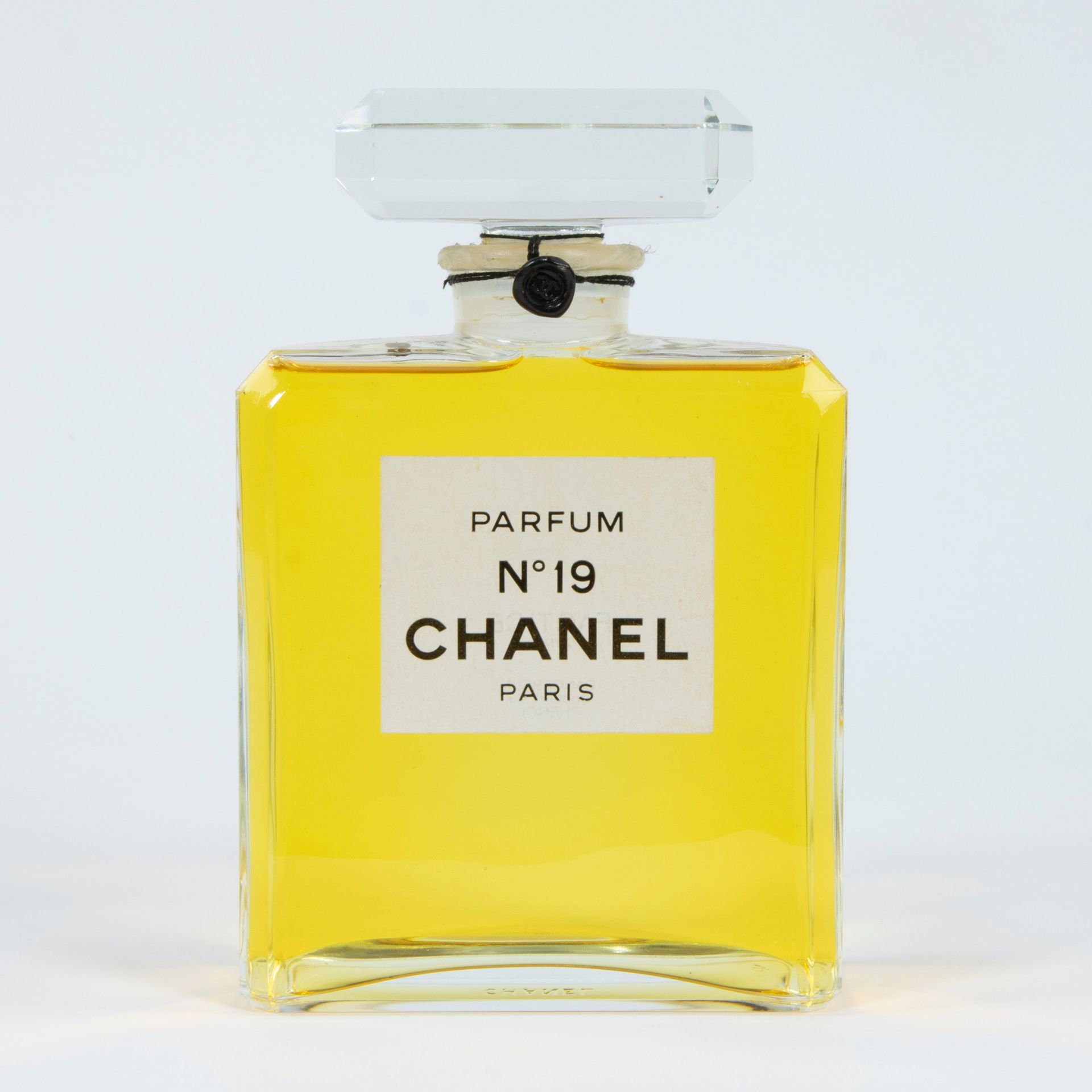 Null Factice parfumfles CHANEL n° 19 Paris
Factice parfumfles CHANEL n° 19 Paris&hellip;