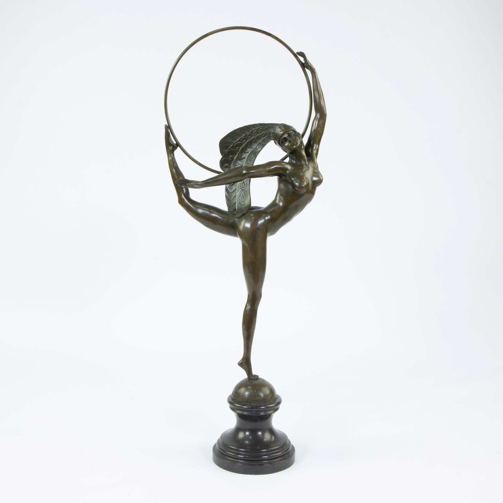 Null Fine Art Deco bronze sculpture d'une danseuse de cerceaux avec une robe de &hellip;