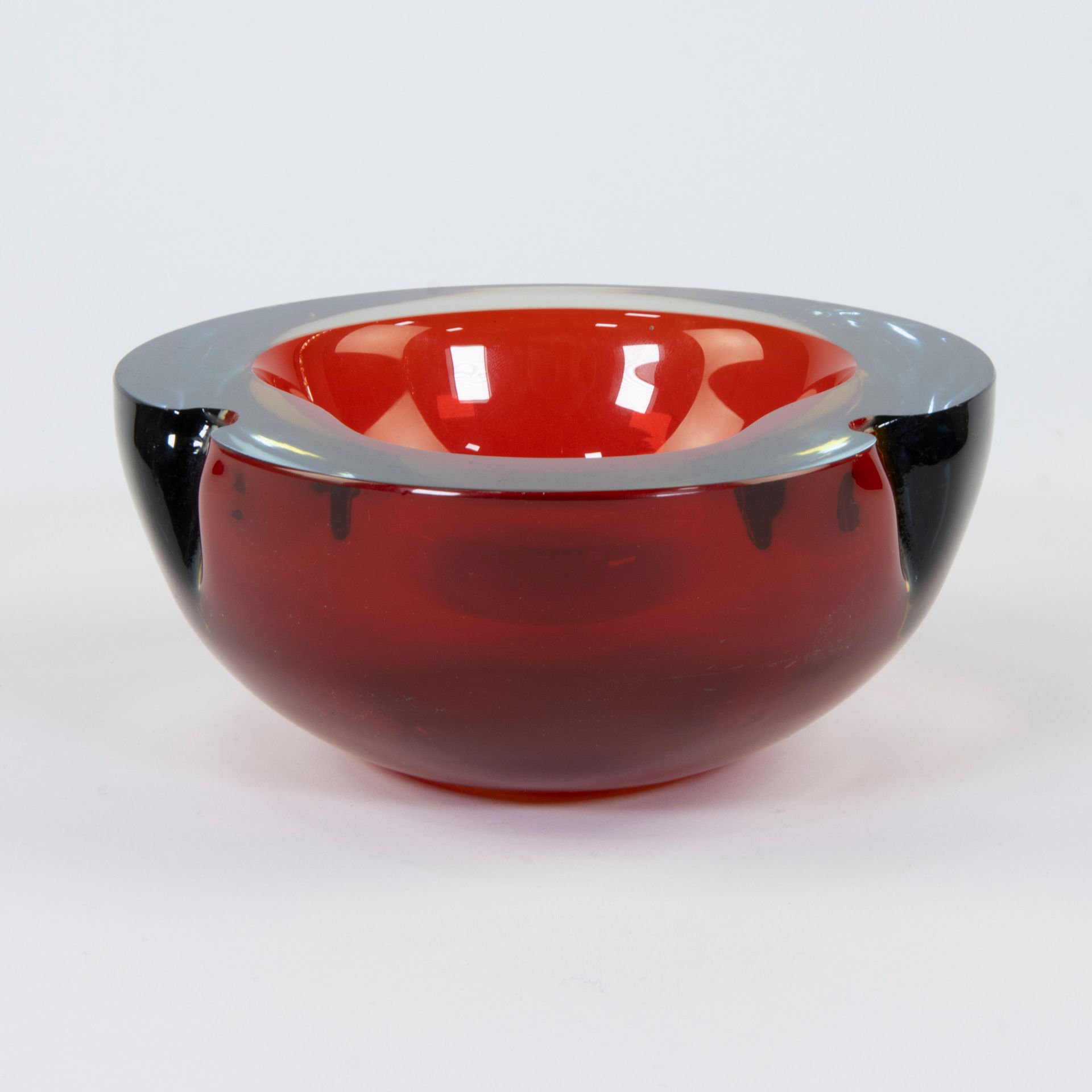 Null Coupe Murano en verre rouge
Coupe Murano en verre rouge
7,5 x 18 x 17 cm
