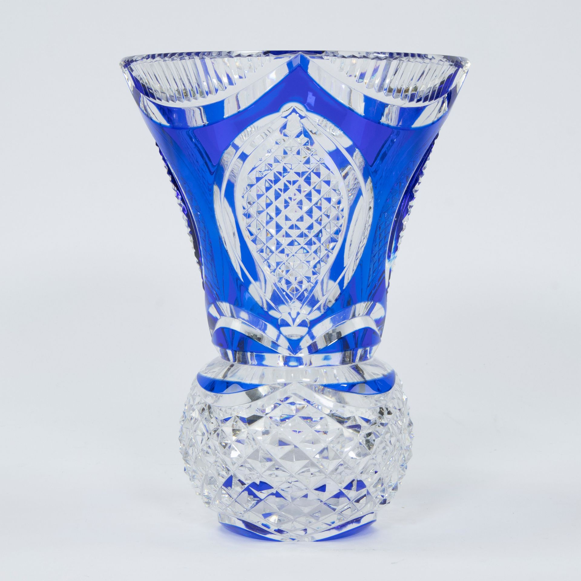 Null Val Saint Lambert vase en cristal clair et bleu taillé modèle OMER, signé e&hellip;