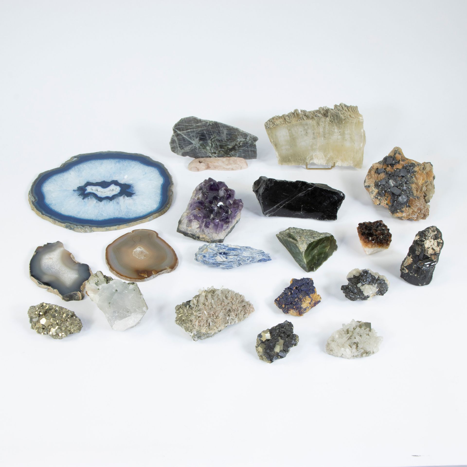 Null Minéraux de terrain ao agate, cristal de roche, pyrite, jade/néphrite
Lot m&hellip;