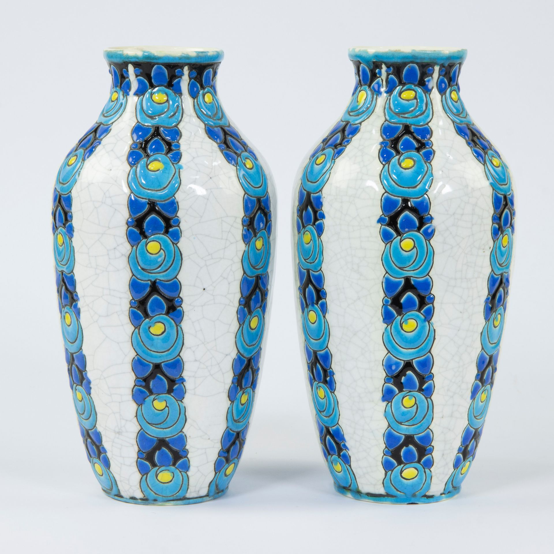 Null Paire de vases Boch Keramis Art Déco à décor floral polychrome 'Rosette' et&hellip;
