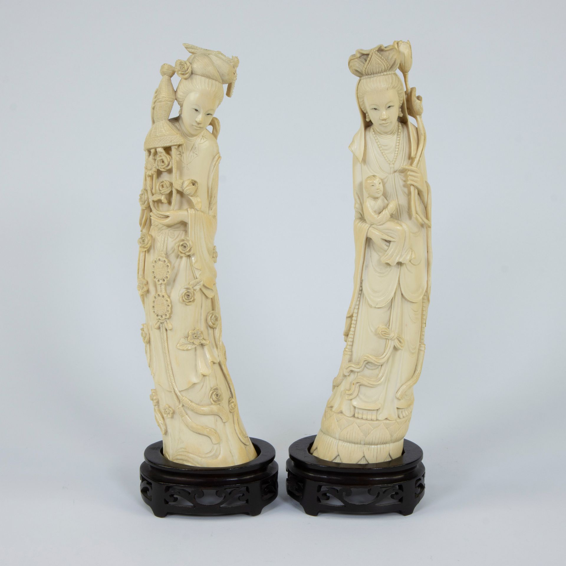 Null Paire de sculptures japonaises en ivoire représentant deux déesses aux long&hellip;