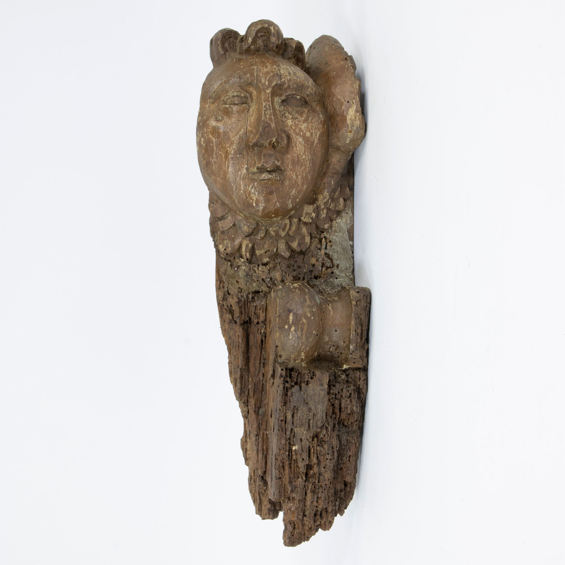Null Fragment de sculpture en bois avec visage, 17e siècle
Fragment de sculpture&hellip;