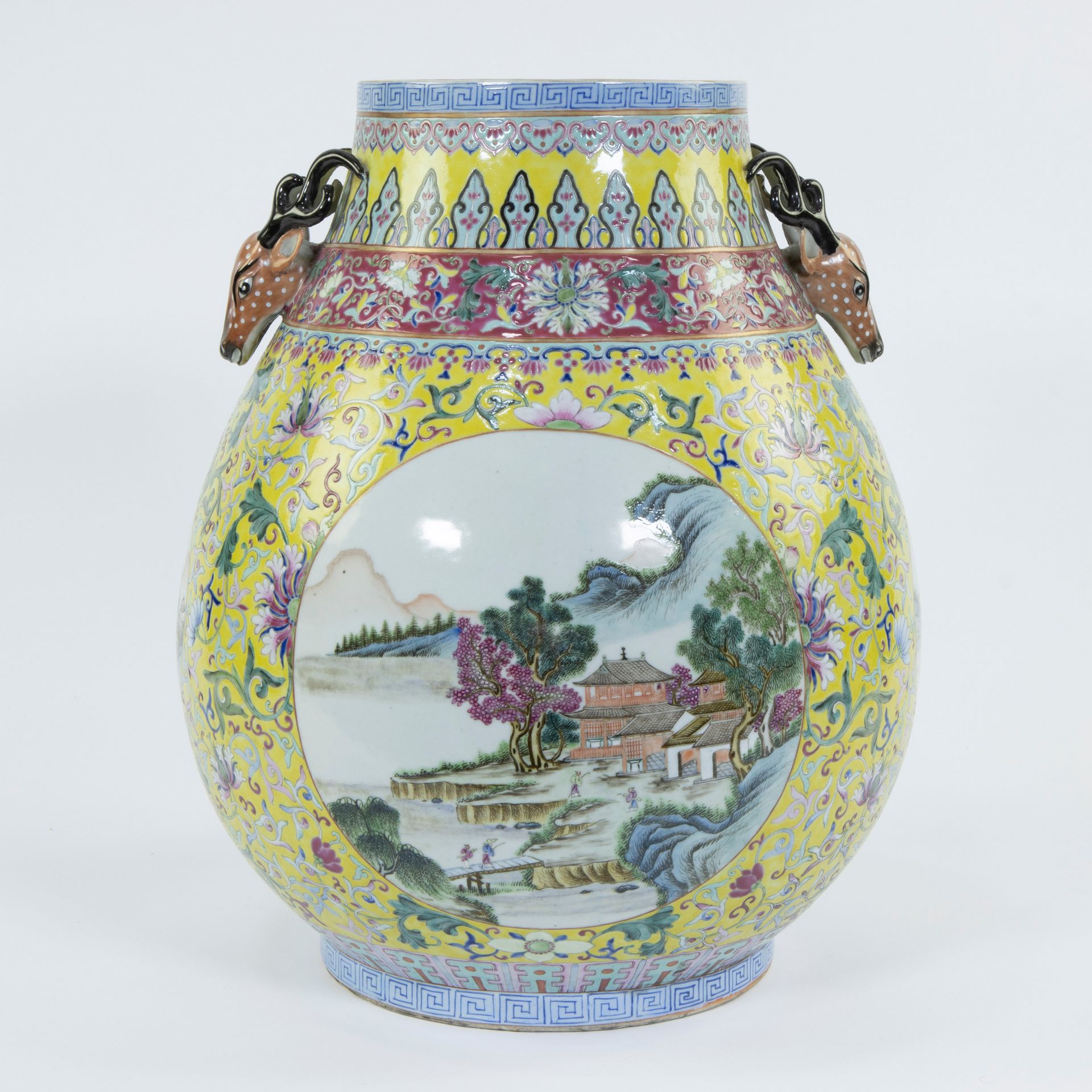 Null Vase en porcelaine de Chine à décor de pivoines sur fond jaune et de paysag&hellip;
