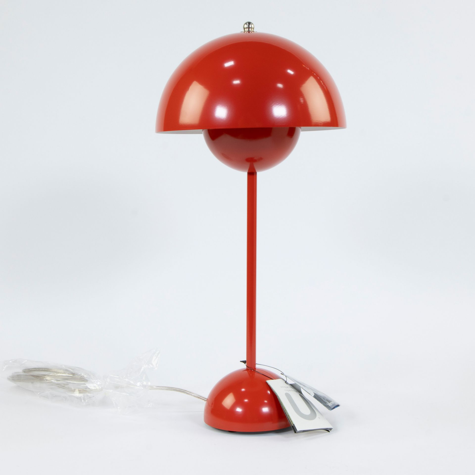 Null Lampe de table rouge originale 'Flowerpot' de Verner Panton fabriquée par U&hellip;