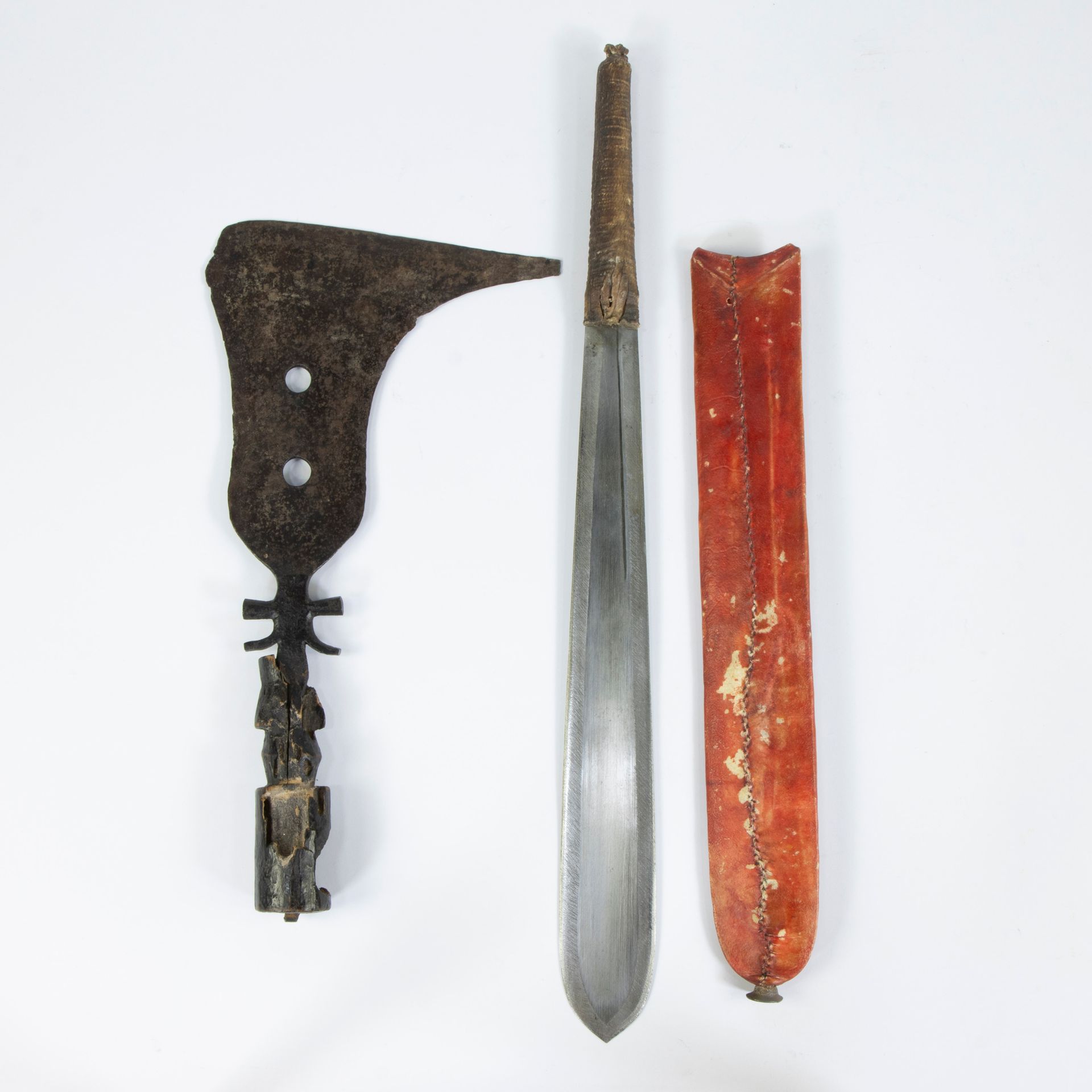 Null Hache Bakonge et couteau Touareg
Bakonge bijl et Tuareg mes
L 39 - 55,5 cm