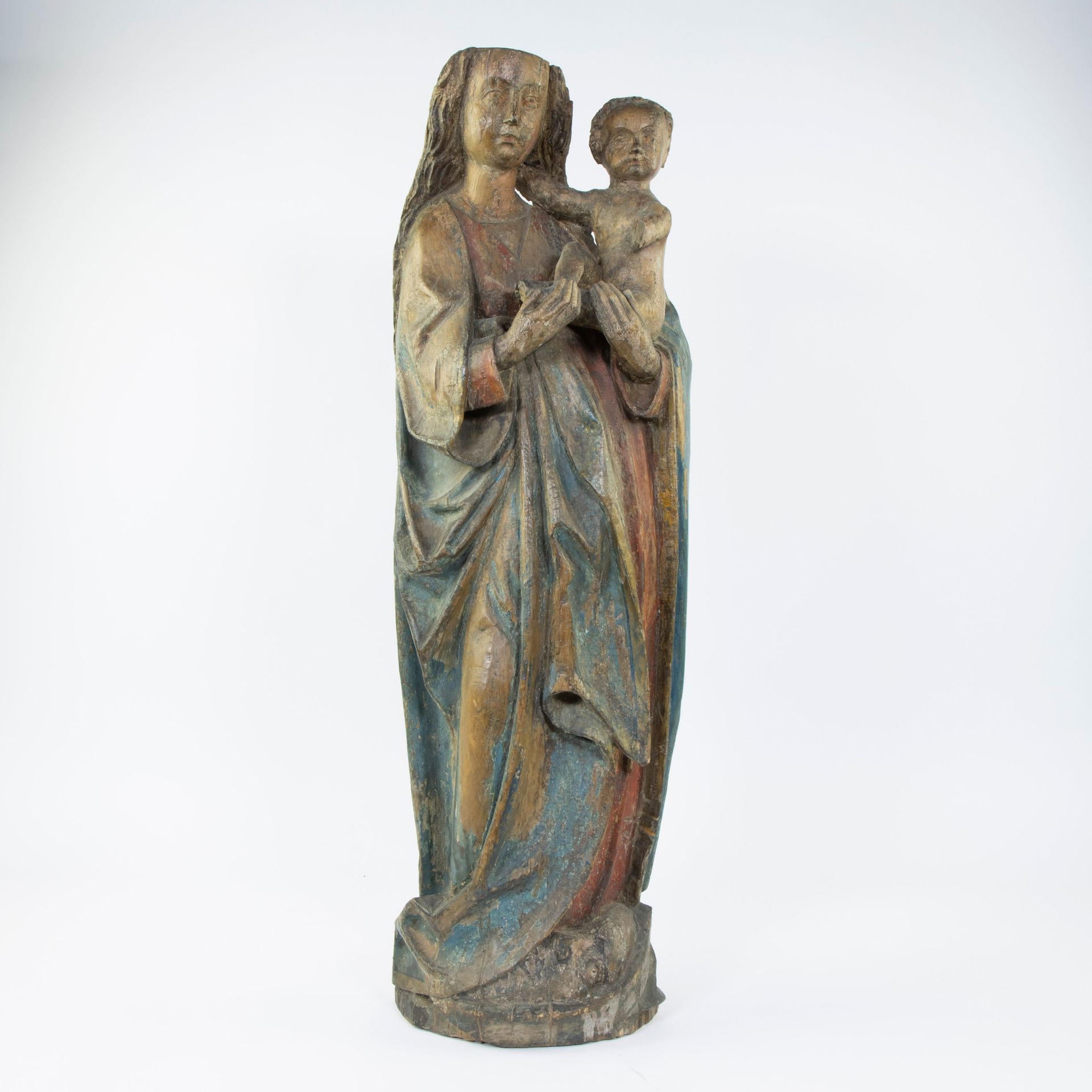 Null Vierge à l'enfant en bois avec des restes de polychromie d'origine, gothiqu&hellip;