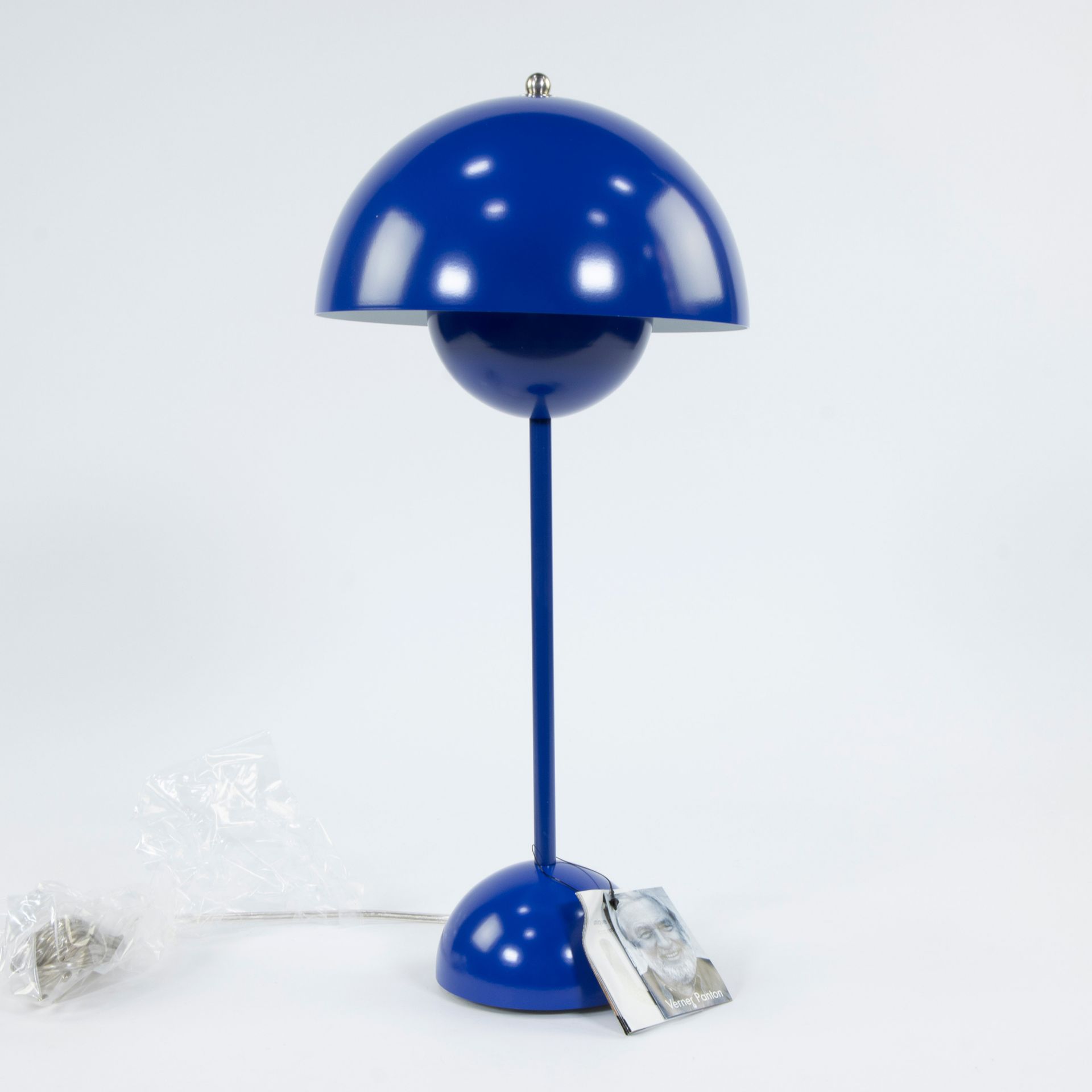 Null Lampe de table bleue originale 'Flowerpot' de Verner Panton fabriquée par U&hellip;