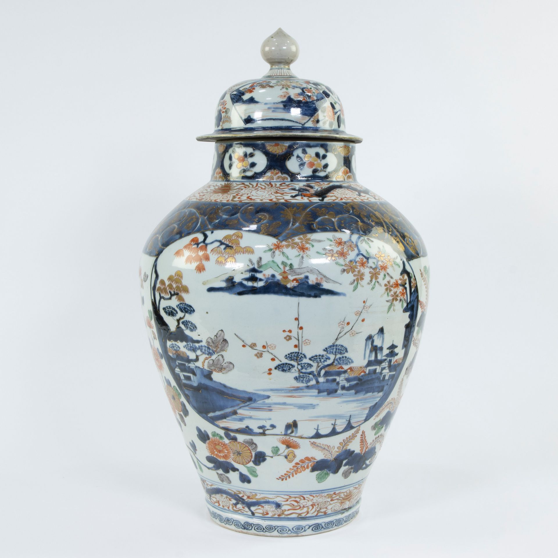 Null Grand vase japonais à couvercle Imari 19e/20e siècle
Grand vase japonais à &hellip;
