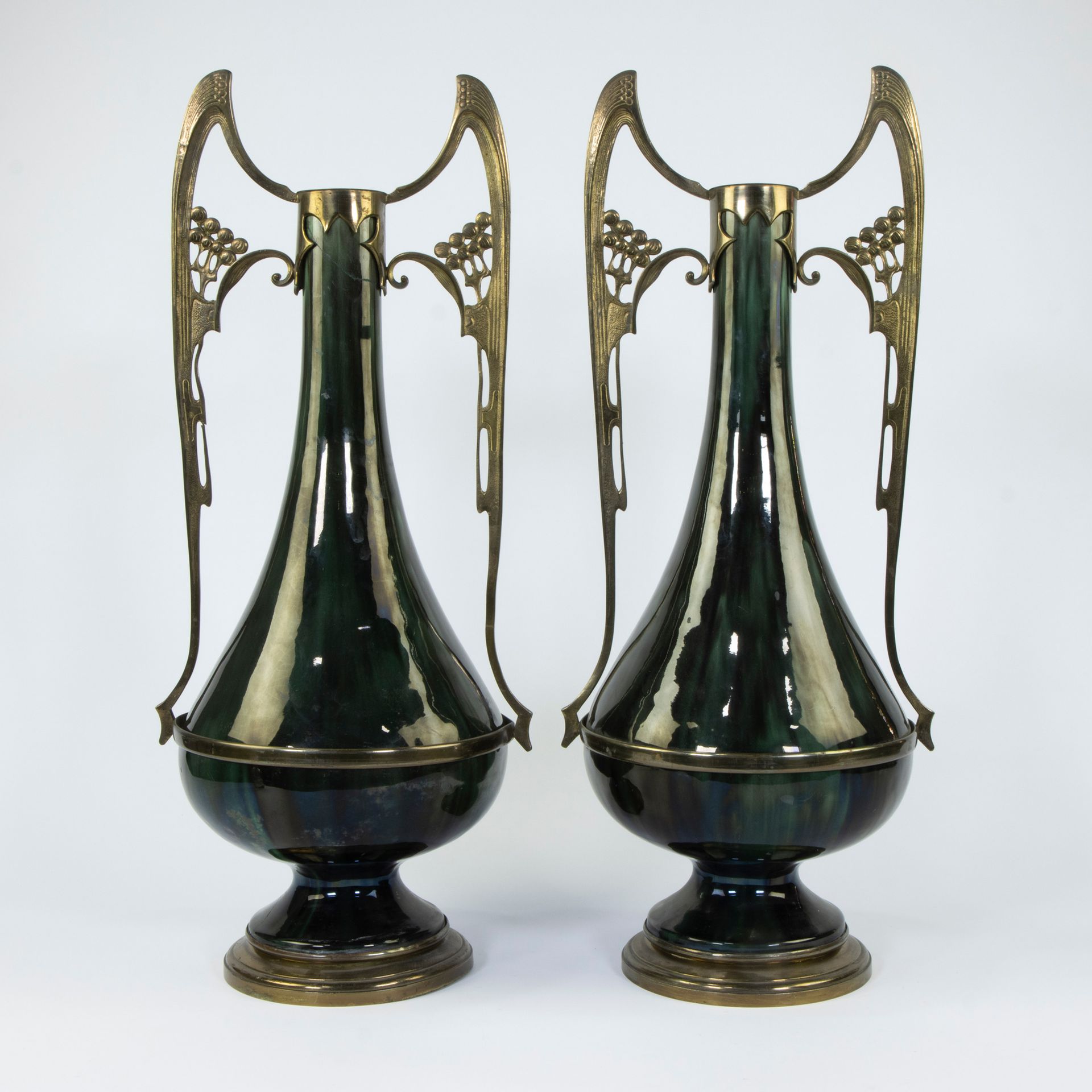 Null Couple de vases Art Nouveau bruxellois en céramique et laiton doré, vers 19&hellip;