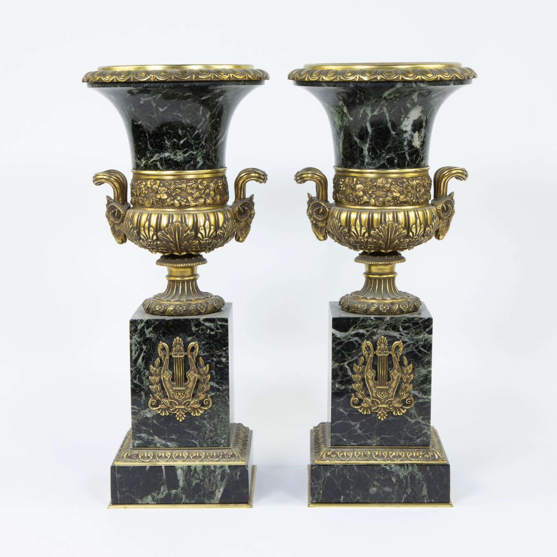 Null Paar Urnen aus grün geadertem Marmor im französischen Empire mit vergoldete&hellip;