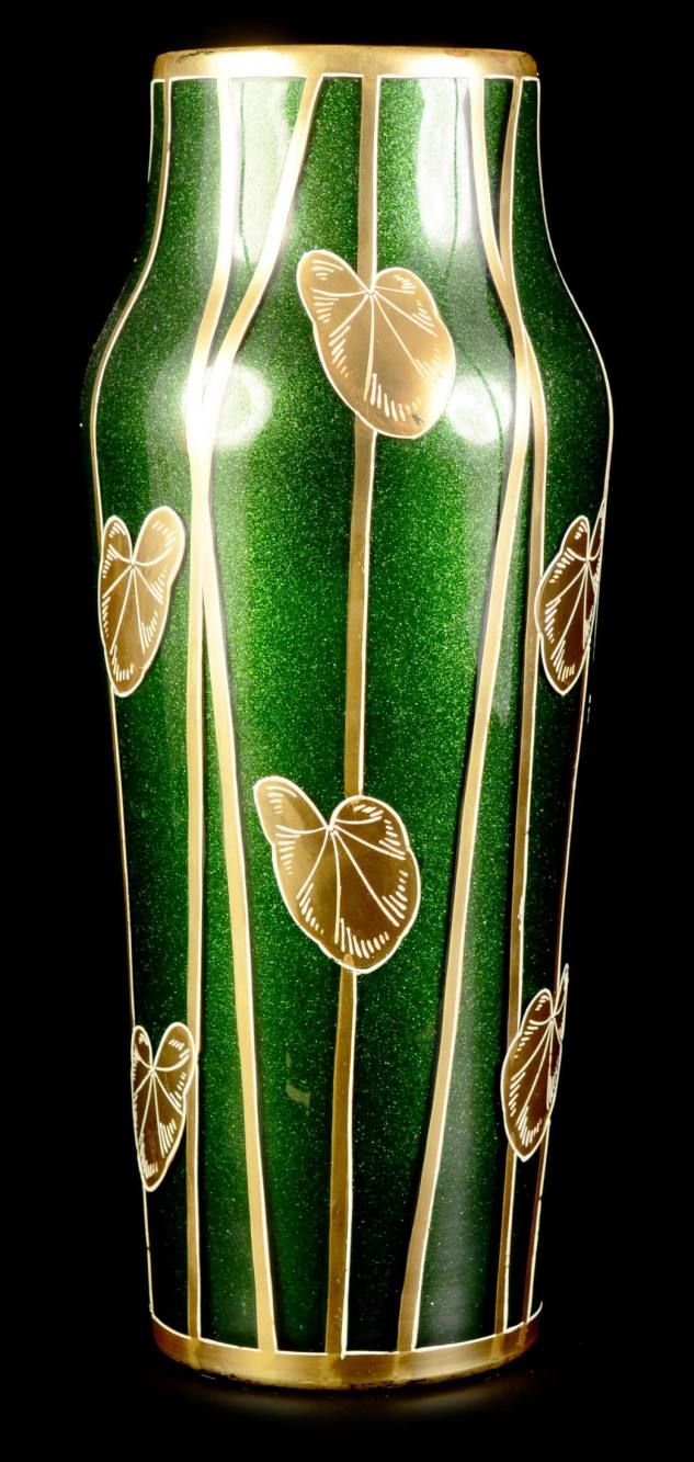 ART NOUVEAU VASE 波西米亚，哈尔拉乔夫玻璃厂，克尔科诺斯的新斯维特。
1900年左右
大花瓶，颈部略窄，无色玻璃，底层为绿色阿凡提，涂有金色和白&hellip;