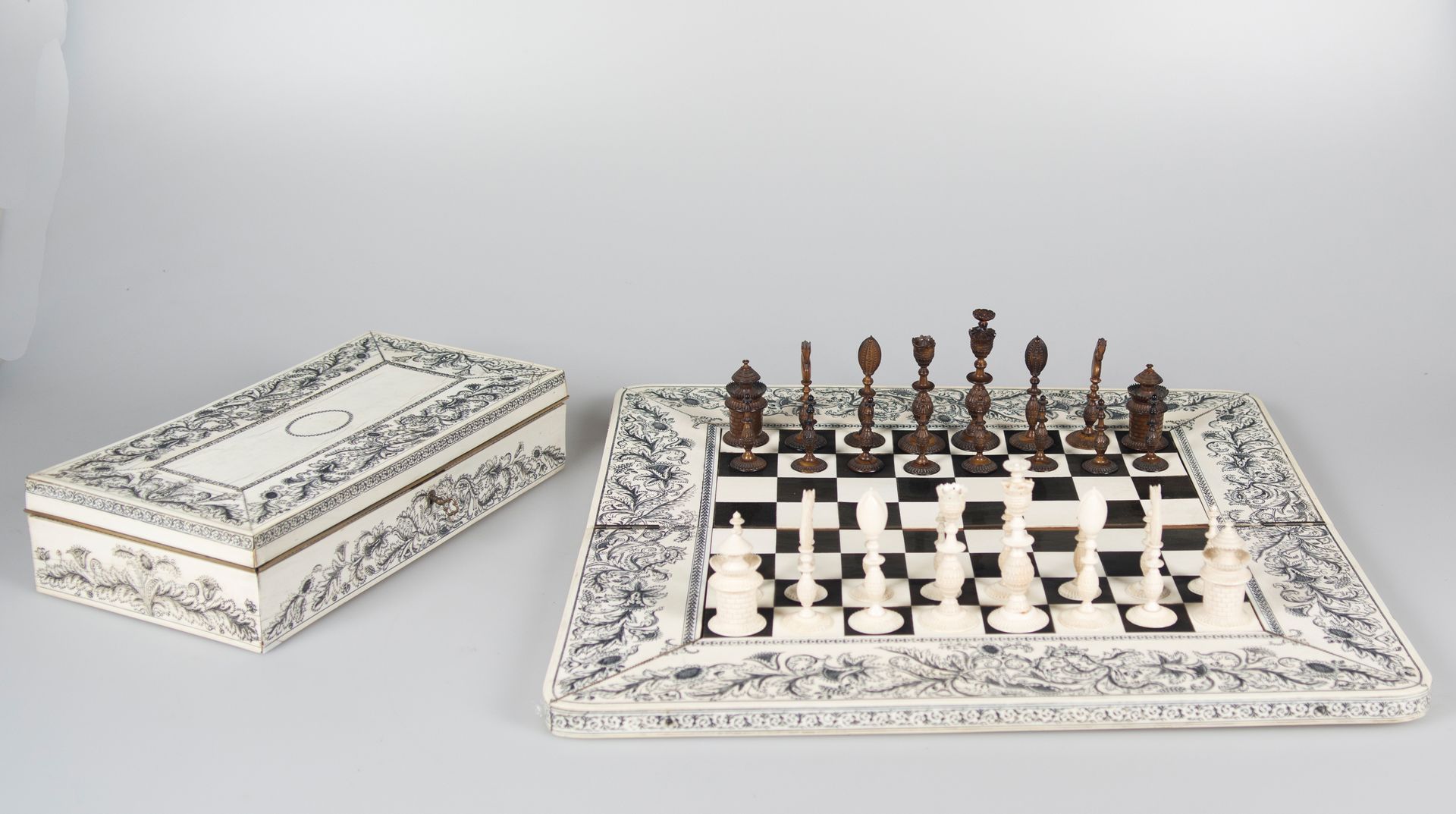 Complete chess set with its 32 pieces in wood, stained ivory and in its color. A&hellip;