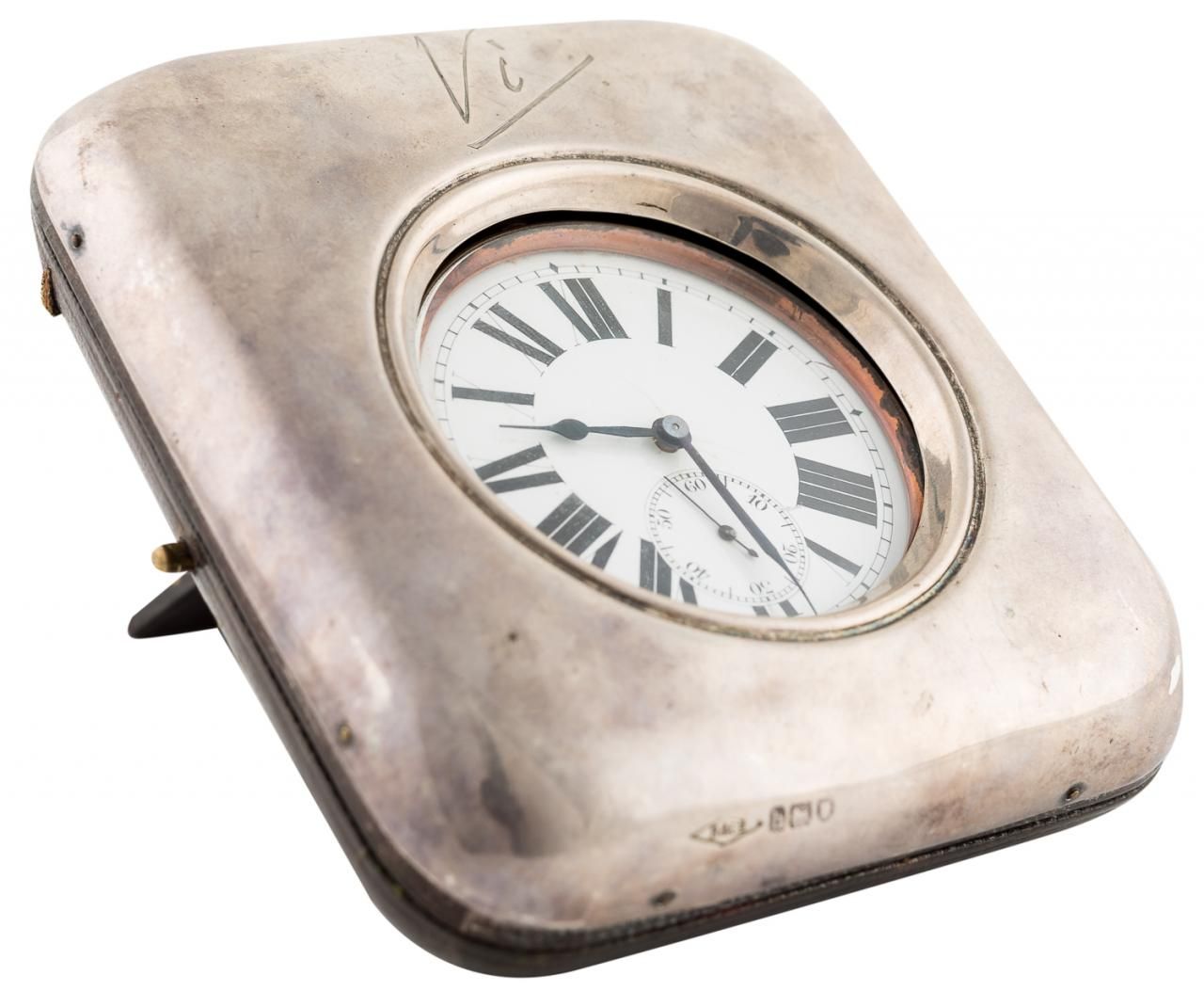 Null 瑞士镀银金属怀表，瓷质表盘，罗马数字和6点钟位置的秒针。

手表：8.5 x 6.5 x 2厘米/表壳：12 x 10 x 3厘米
呈现在一个镀银的展&hellip;