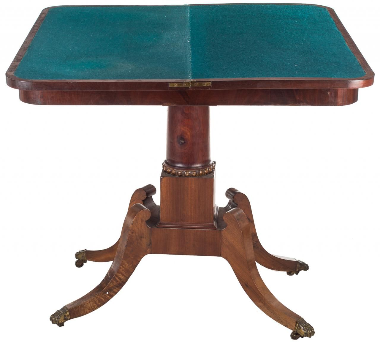 Null 桃花心木的英国游戏桌，顶部有铰链。S. XIX.

关闭：78 x 86 x 42 厘米/打开：78 x 86 x 84 厘米