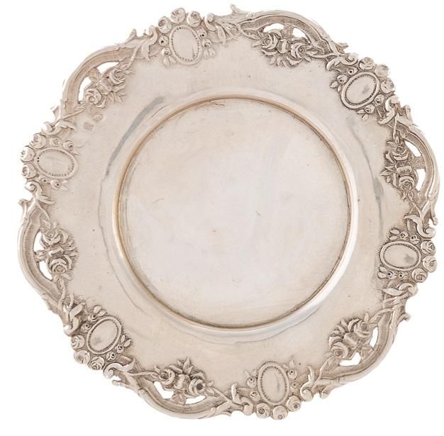 Null Piccolo piatto d'argento con motivi floreali decorativi.

13 x 13 cm
Peso: &hellip;